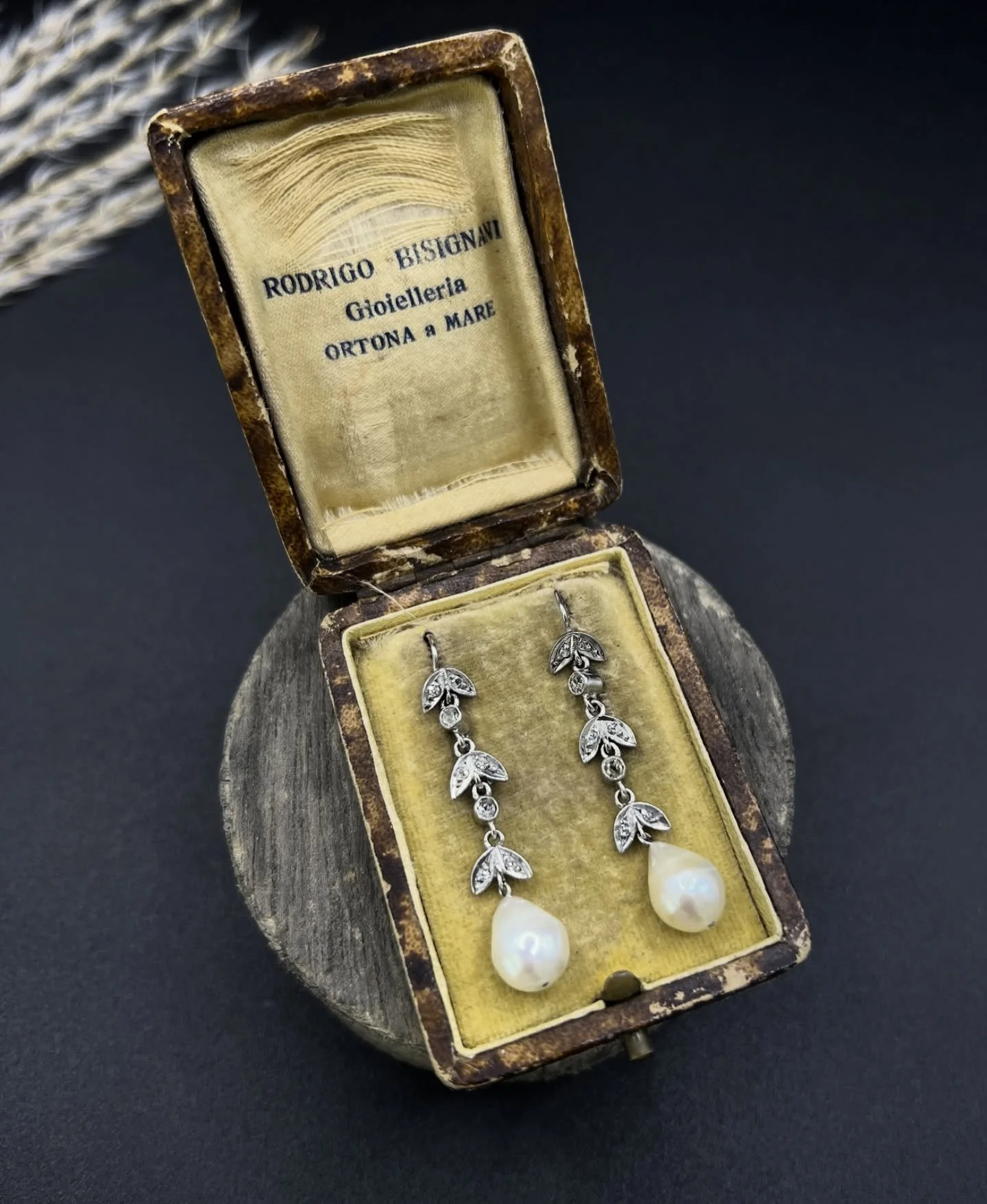 Diamond & Pearl Drops 
Step into elegance with this stunning pair of 18ct white gold 1920s drop earrings, a true statement piece perfect for any special occasion. Set with a delicate cascade of natural diamonds and pear-shaped cultured pearls su