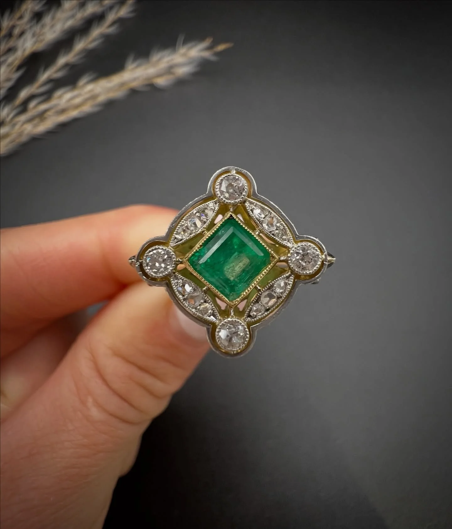 ππ Emerald & Diamond ππ
Step into the elegance of the Edwardian era with this newly listed 18ct gold ring. At its heart lies a stunning square-cut natural emerald, elegantly framed by an open-work design set with natural sparkling diamonds β¨