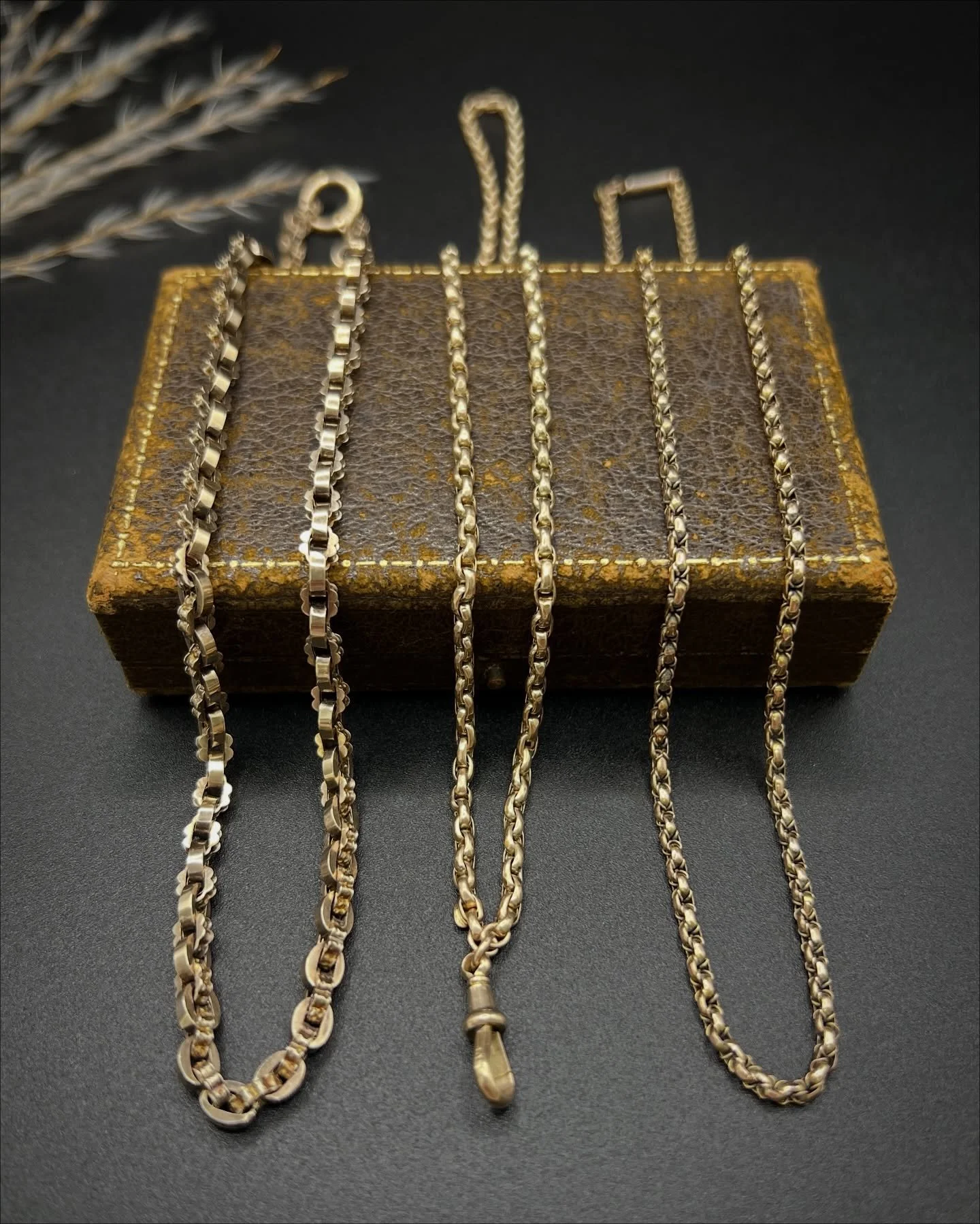 βοΈ Chain Drop βοΈ
New antique chains including these beauties have just been added to our Etsy, Website & 1stDibs sites! 
Links for all three shops are in our bio β¬οΈ 
#chain #chains #gold #goldchains #goldnecklaces #goldjewellery #antique #antiq