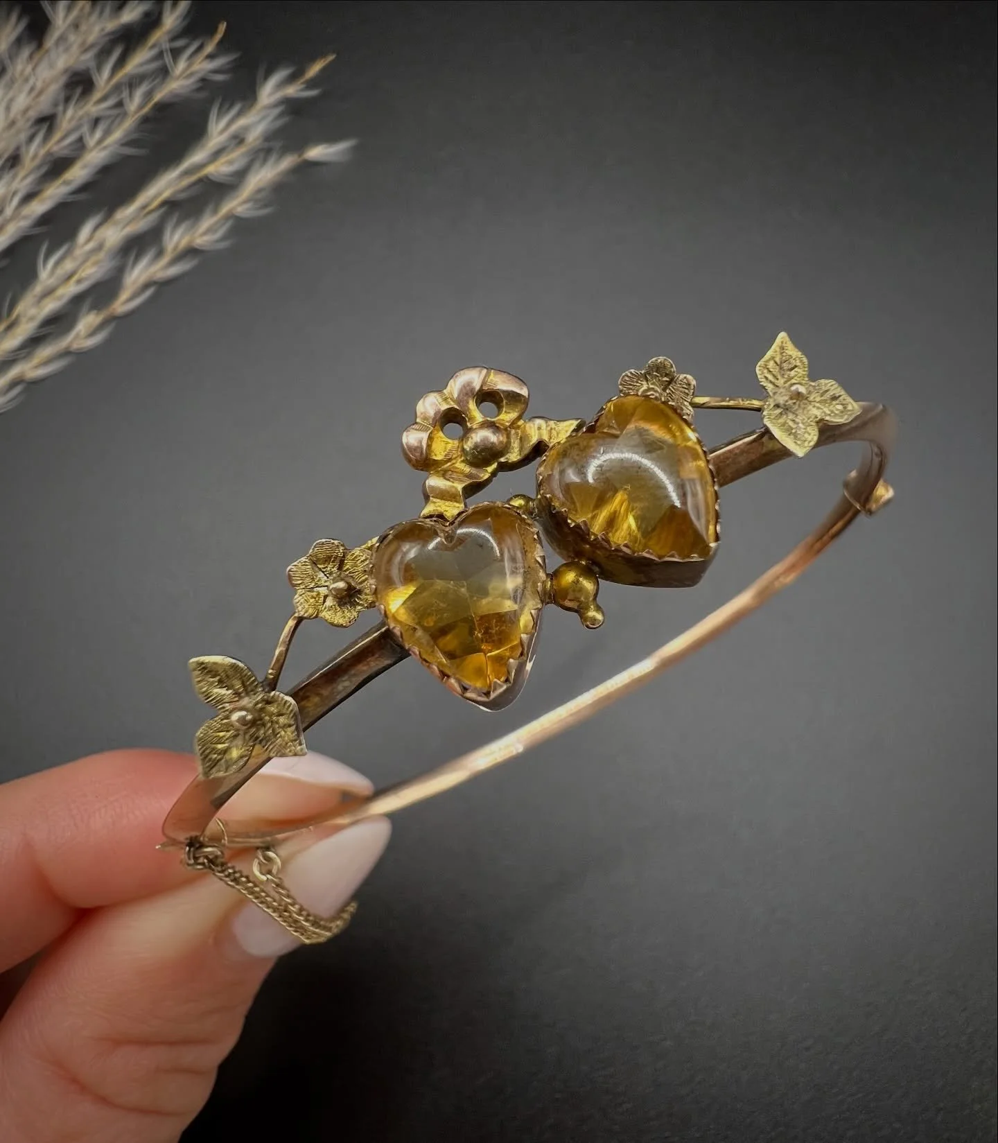 π§‘π§‘ Sweetheart π§‘π§‘
This exquisite Edwardian era bangle, crafted from 9ct gold is  adorned with two captivating citrine hearts that radiate warmth and charm. Surrounding the citrine stones are delicately designed gold leaves, adding an element of n