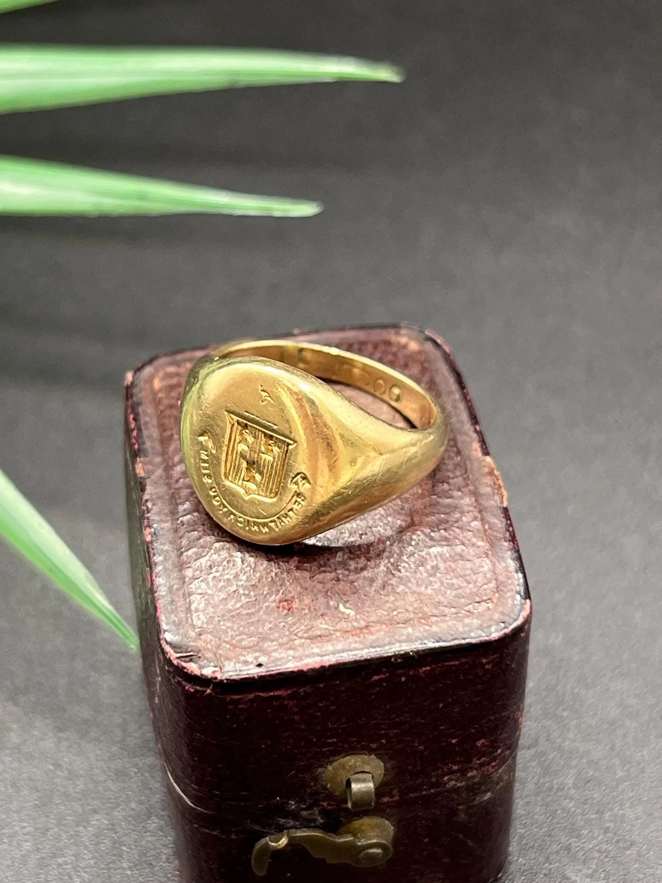 Vintage 9ct Yellow Gold, Oval Shaped  Intaglio Signet Ring, Hallmark London 1949