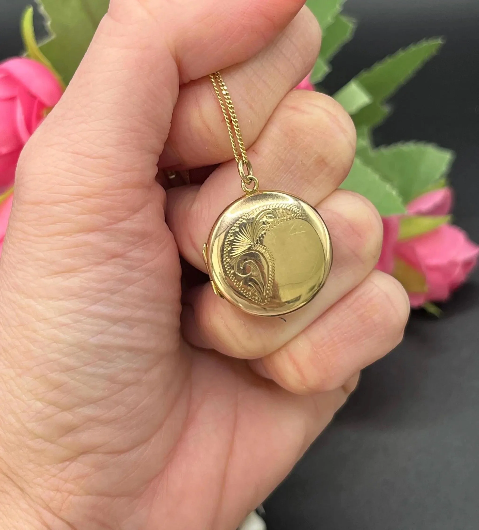 Vintage 9ct Gold Back & Front Engraved Round Locket