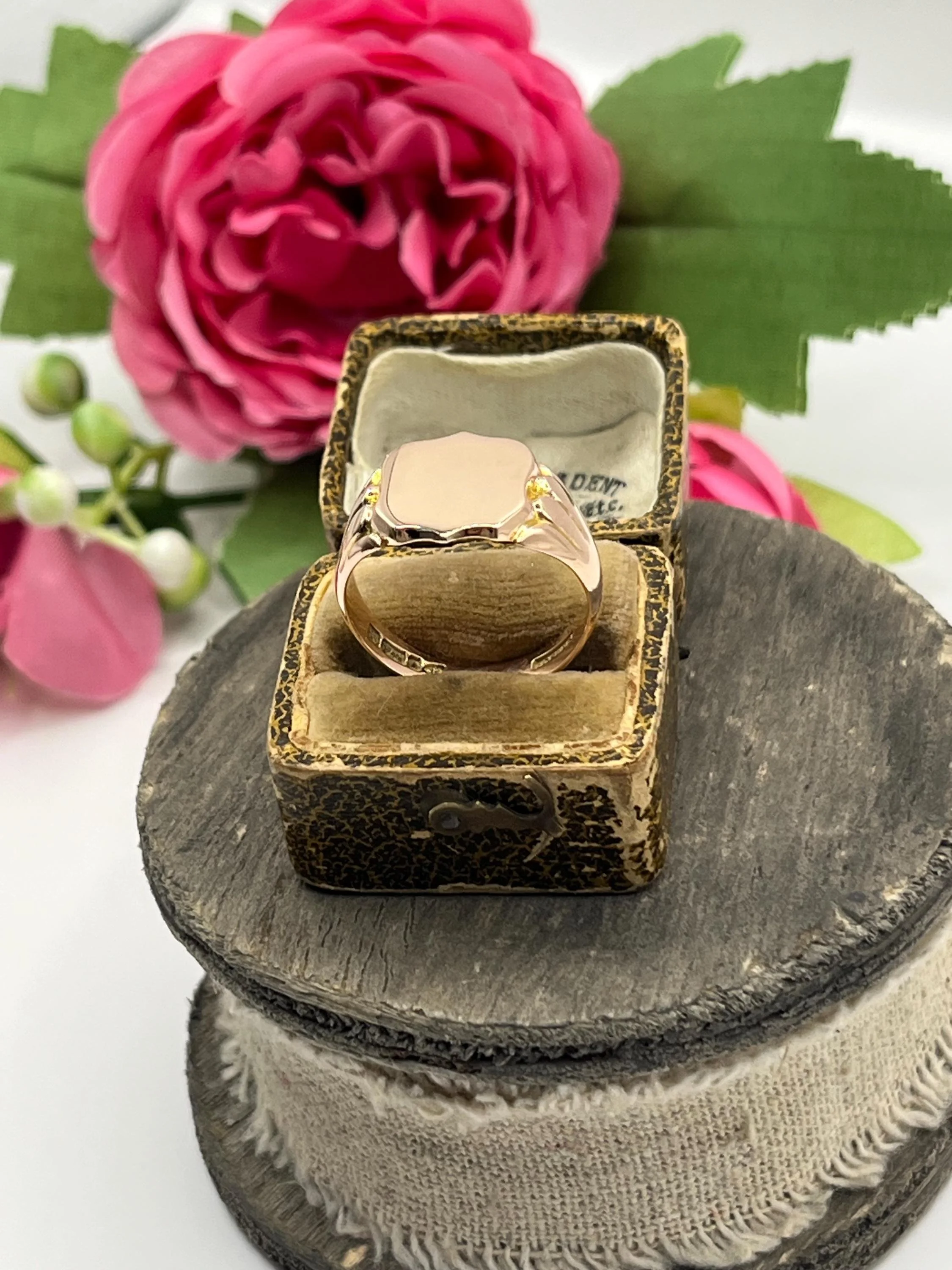 Antique 9ct Rose Gold, Shield Shaped Signet Ring Hallmarked Chester 1908