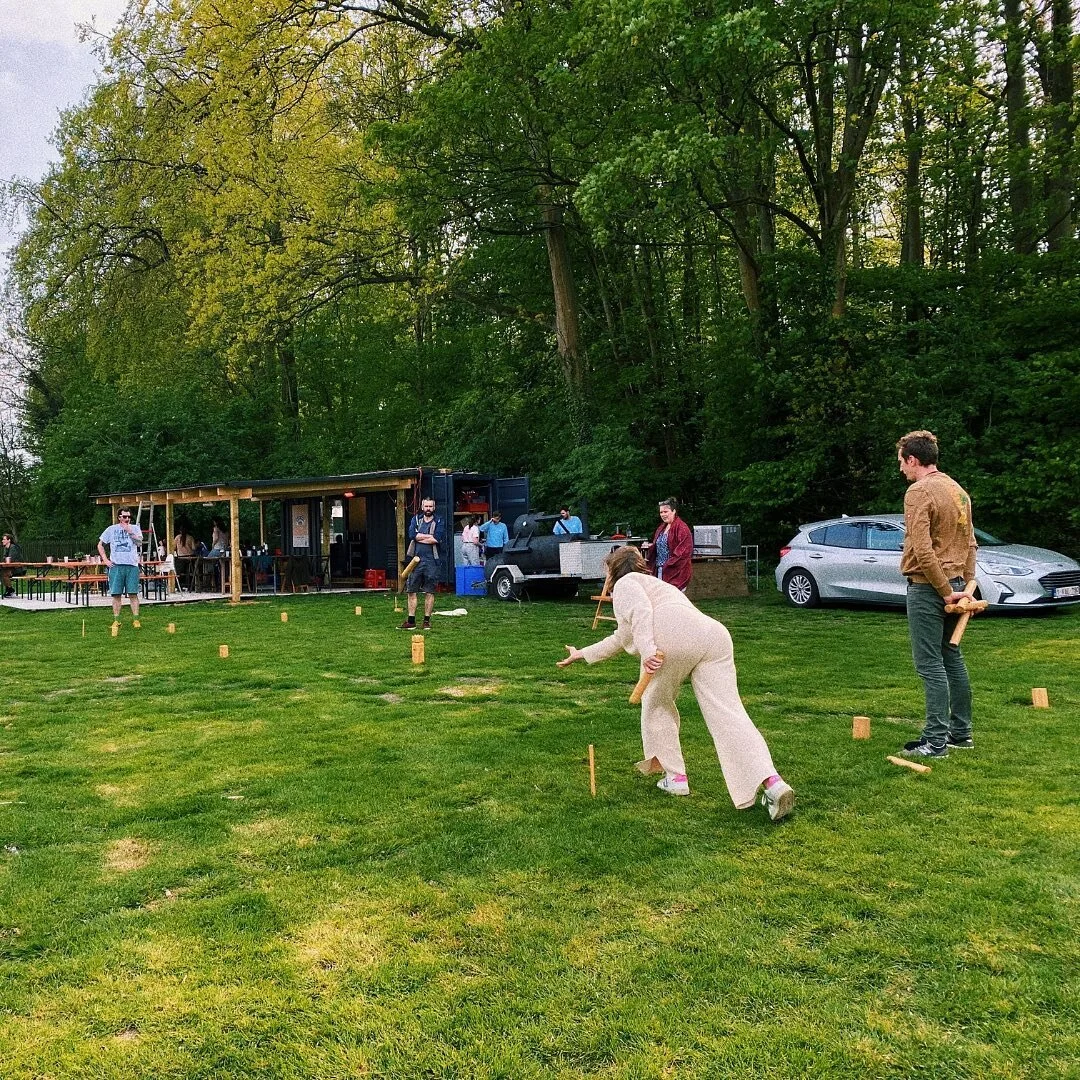STORM OP KOMST 
Deze vrijdag openen wij (hopelijk) onze deuren vanaf 18u als het weer het toe laat. 
Maar niet getreurd! Wij openen dit weekend voor jullie met enorm veel plezier ook onze deuren op ZATERDAG VANAF 14u.  Kom genieten van een hapje en e