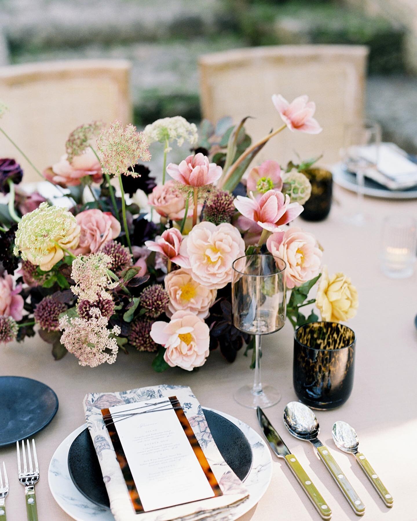 A favorite combo from last fall. Black, tortoise and bold, colorful blooms! From the @rudneynovaes workshop at @vizcaya_museum with tabletop from @themixdish, linens &amp; chairs from @nuagedesignsinc &amp; stationery by @tiethatbinds! Huge thanks to