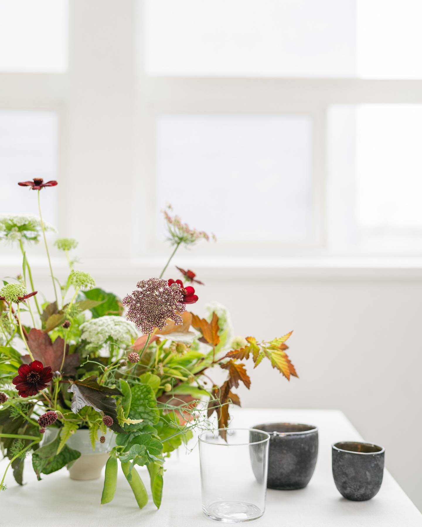 Sometimes, as a florist, you make a floral arrangement&hellip;with barely any actual flowers. And it&rsquo;s kinda great. We love some good texture and an occasional chocolate cosmo! Photo by @omalleyphotographers