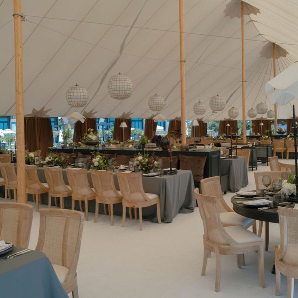 The chocolate brown obsession continues and shows no signs of slowing down. Photos by @erichmcvey at the beautiful @brasadaranch with @rpseventspdx, @ardeneventcollective, @yeattes_productions, @gabriellehurwitz, @jenlagersbeauty, @_lovelaurarocha, @