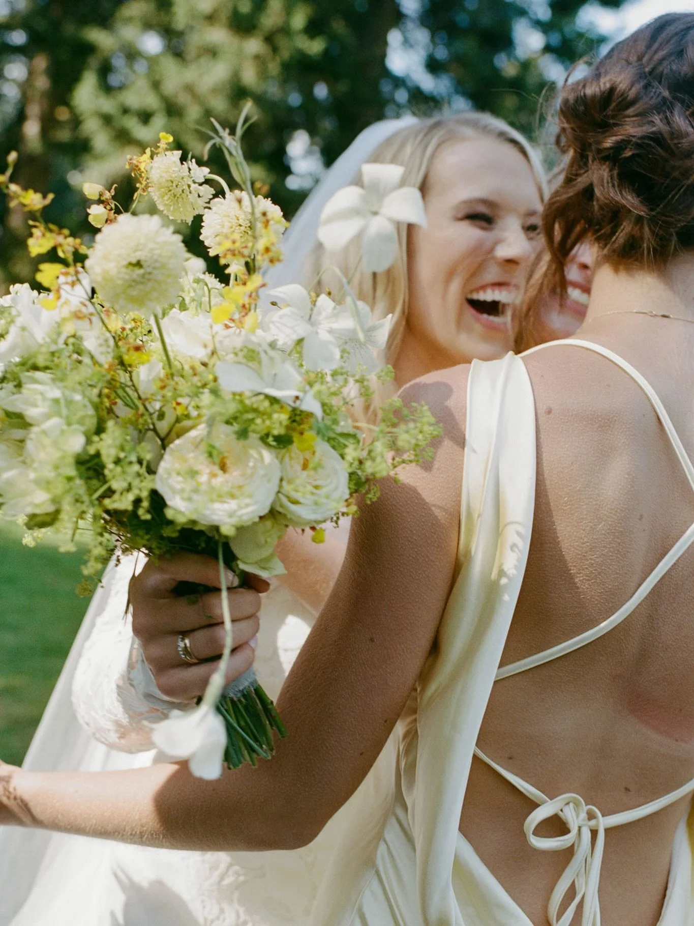 That just married feeling, courtesy of @annapeter_s 

with @bloedelreserve
@jenlagersbeauty 
@ravishingradishcatering