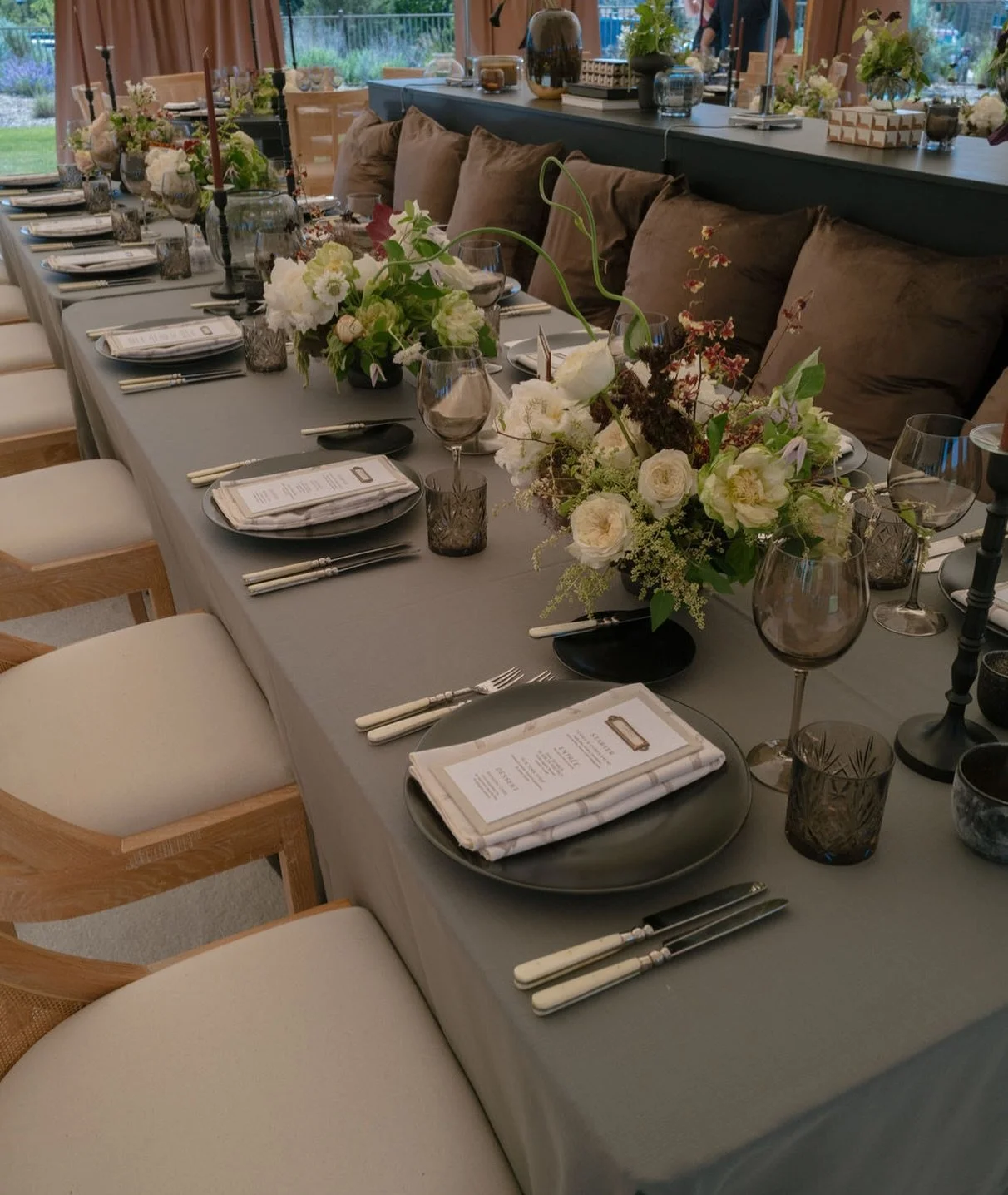 Layers on layers and then add a few more layers and we&rsquo;ve got it! Whether it&rsquo;s custom banquettes, textured florals or another excuse to use chocolate brown, it&rsquo;s the layering of each piece that brings it together! Photography by @er