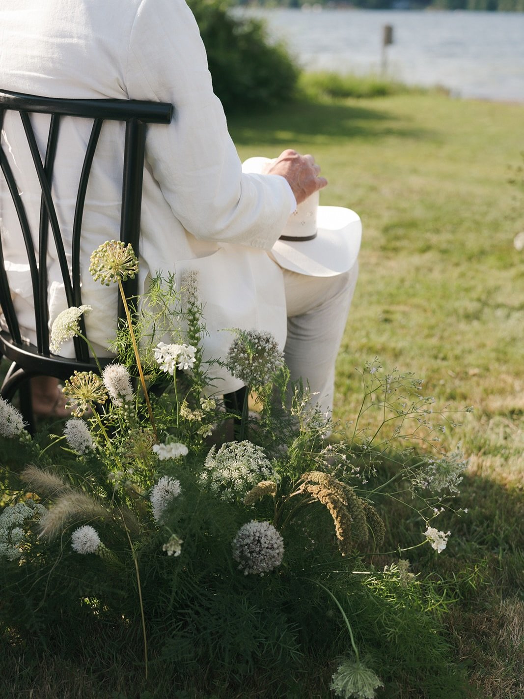 Lakeside summer days called for guests in all white, overgrown textured florals and @harrysgoodtimes martinis flowing! Photos by @jackhenryphoto with catering by @harrysfinefoods, rentals from @nobleeventrentals and video by @romavera_films