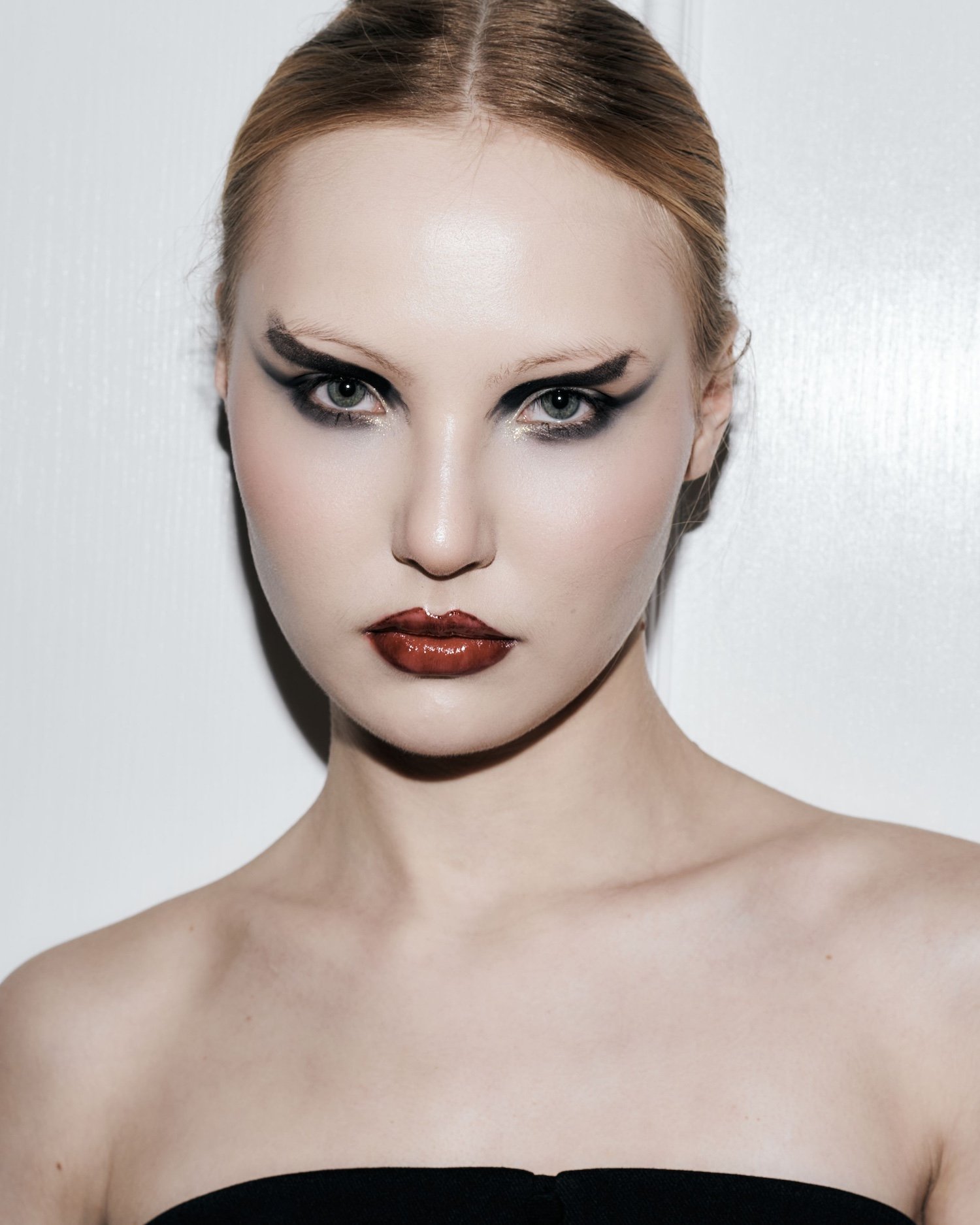 6-evelina-jan-2026-evi-mag-model-agent-group.jpg