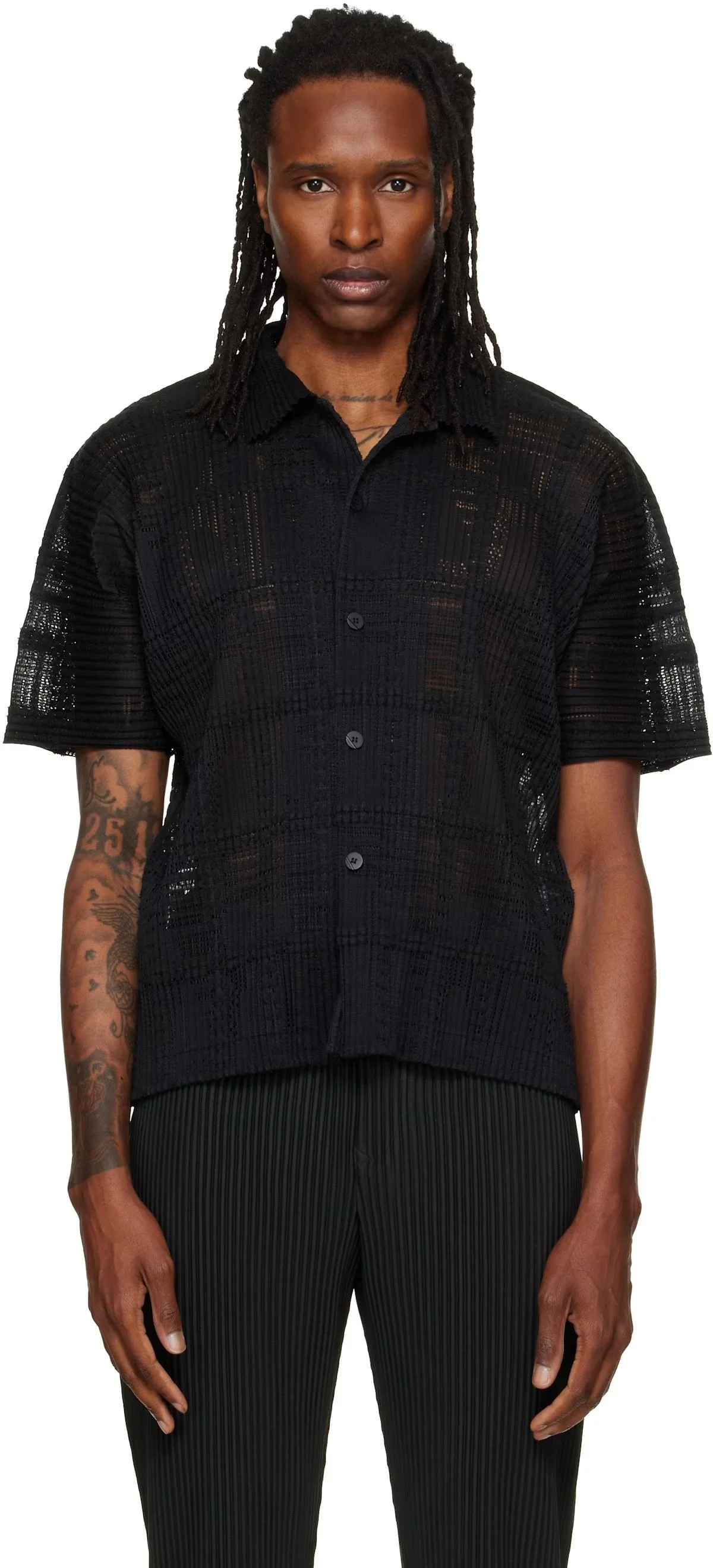 homme-plisse-issey-miyake-chemiese-noire-a-plis-et-a-carreaux.jpeg