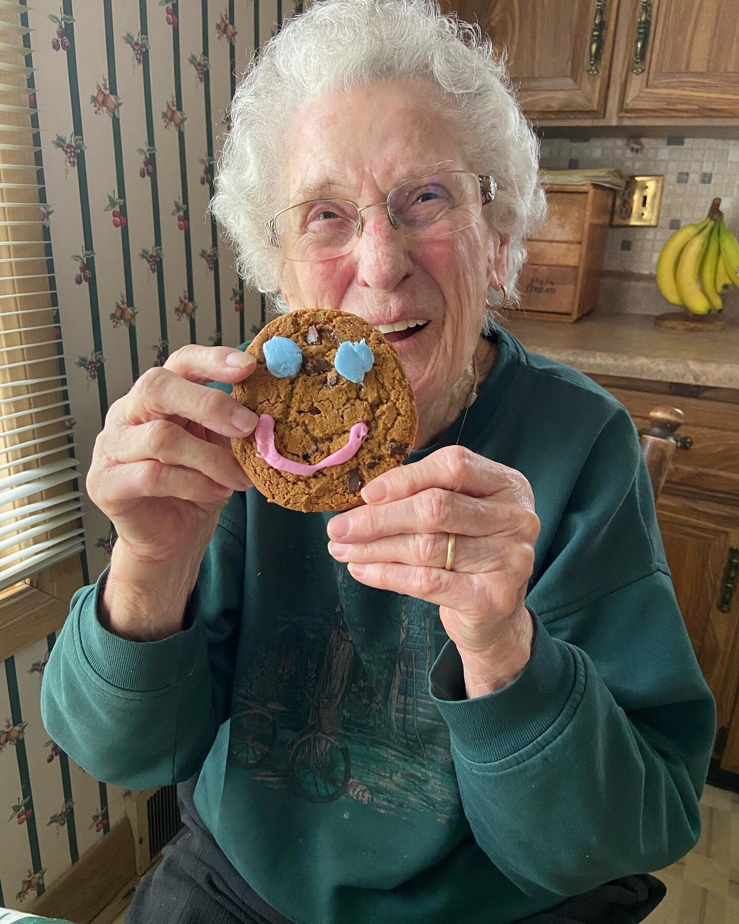 Day 4 of #SmileCookie! 🍪⬇️ 

🍪 2/3 stores in Stratford are leading in sales for our region 
🍪 thousands of cookies are being cooked, decorated + sold each day by the Tim&rsquo;s staff and our dedicated board, staff + volunteers! 

*you can still p