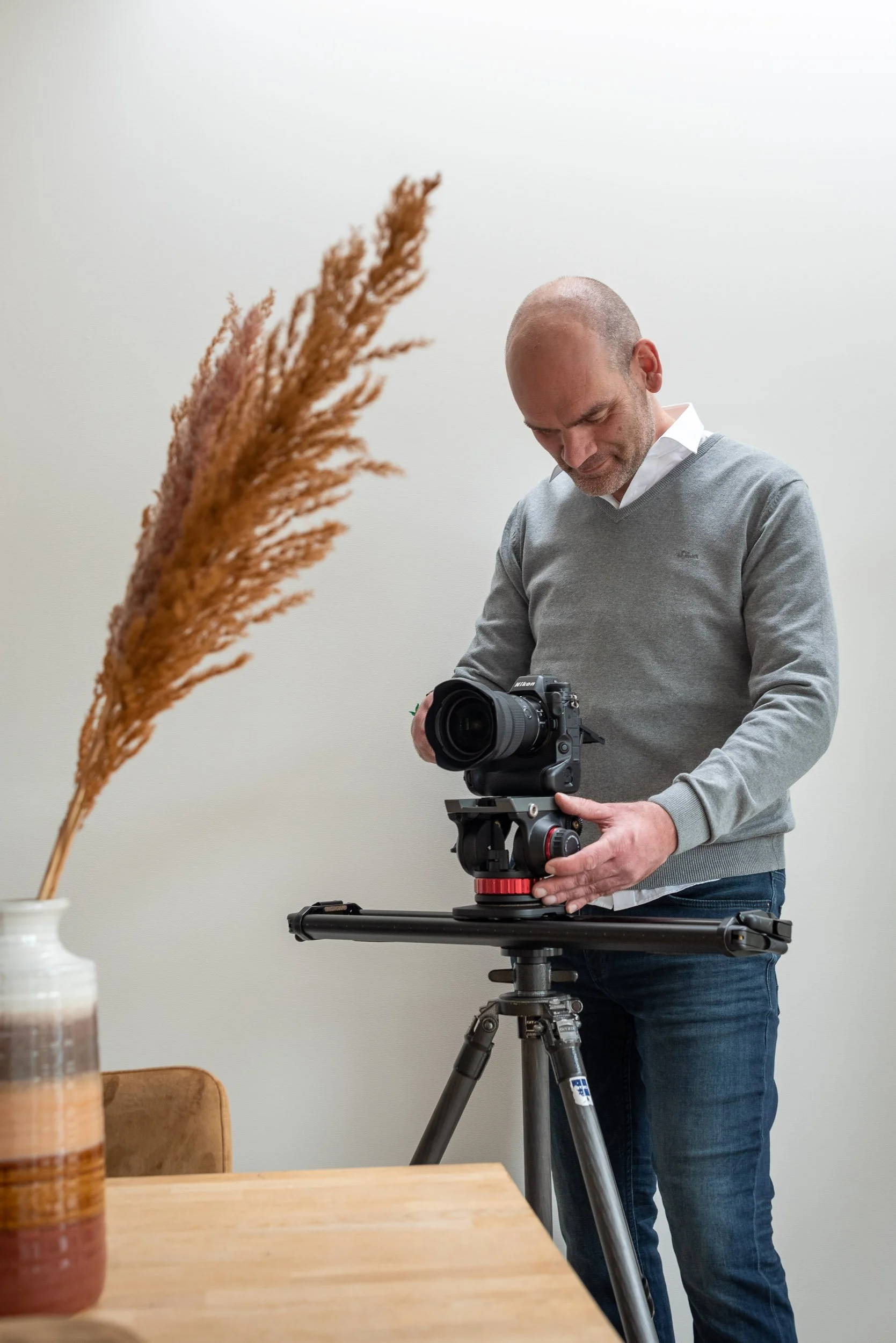 Professionele woningfotograaf Marko Hoops tijdens het fotograferen van een exclusieve woningpresentatie.
