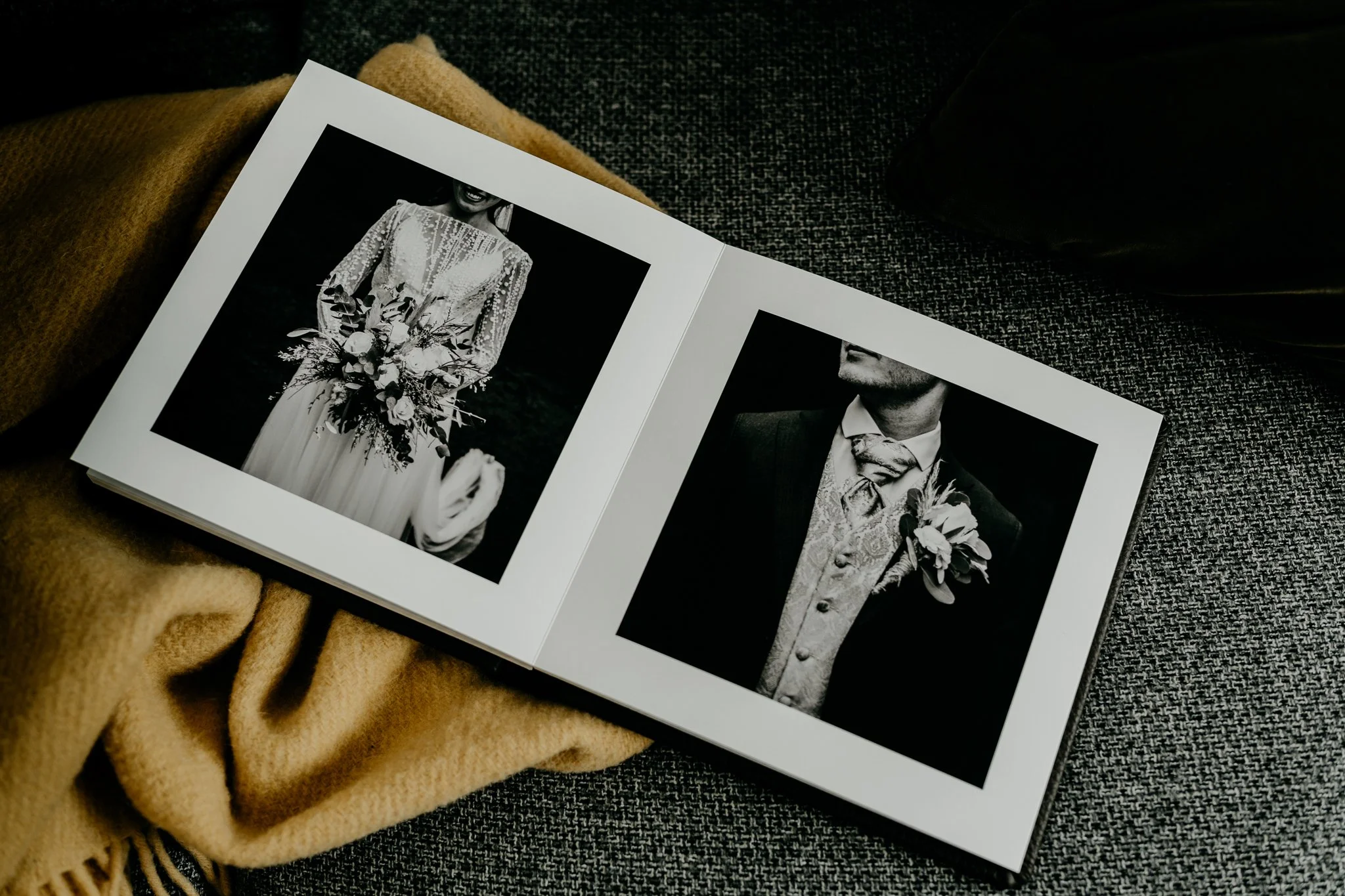 Black and white bilder av en brud og en brudgom i et fotoalbum.