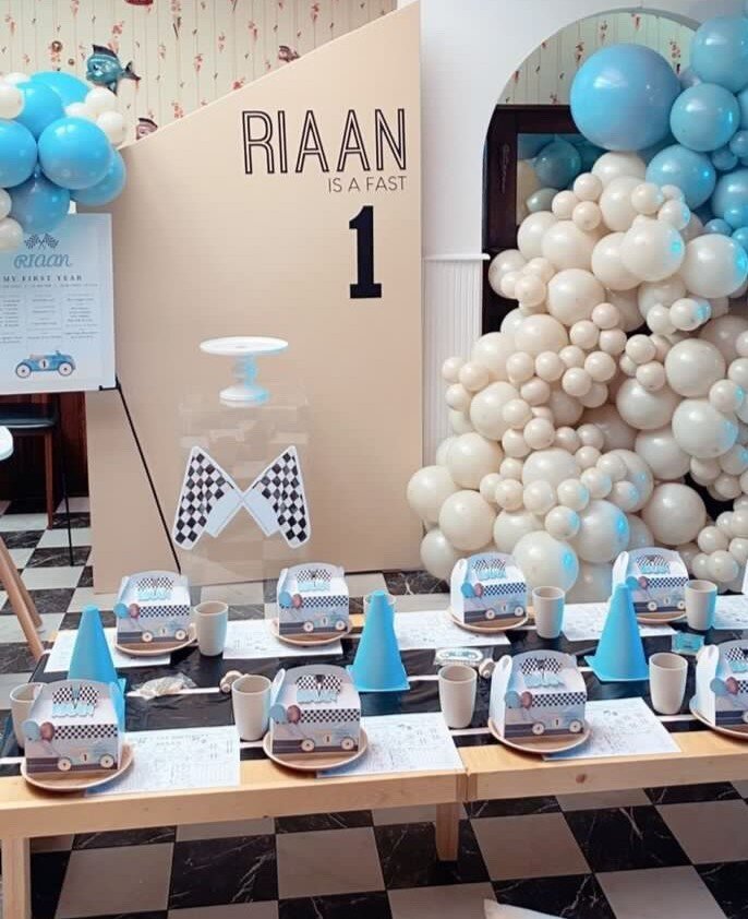 Check out Riaan's AMAZING first birthday by @emjcreatives 🙌 
Did you know we now offer half and full dining room rentals @guslastword? Email us at Events@skoposhospitality.com to learn about our unique selection of menus and packages. 
.
.
.
.
#wood