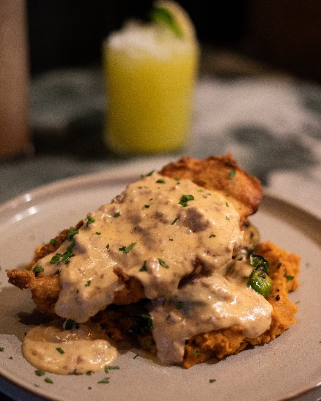 Swipe for a delicious Vanilla Bean Panna Cotta that's definitely worth trying. Only a few days left to enjoy Restaurant Week here at Parkside Social and this Fried Chicken has your name on it. See you for Dinner! 
.
.
.
#parksidesocial #veronanj #ver