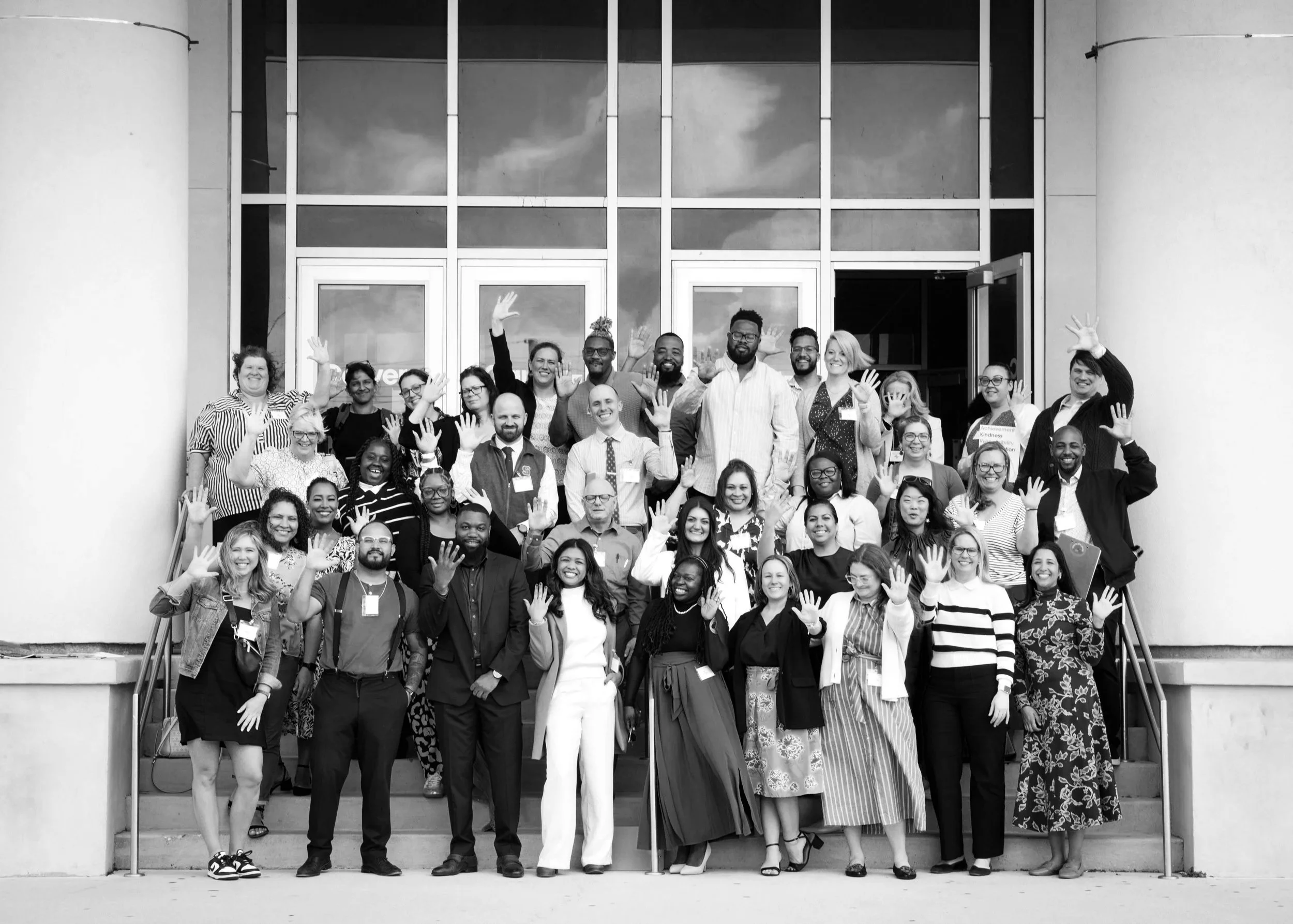 Image of 40 school leaders in AMA Cohort 5 in front of a school