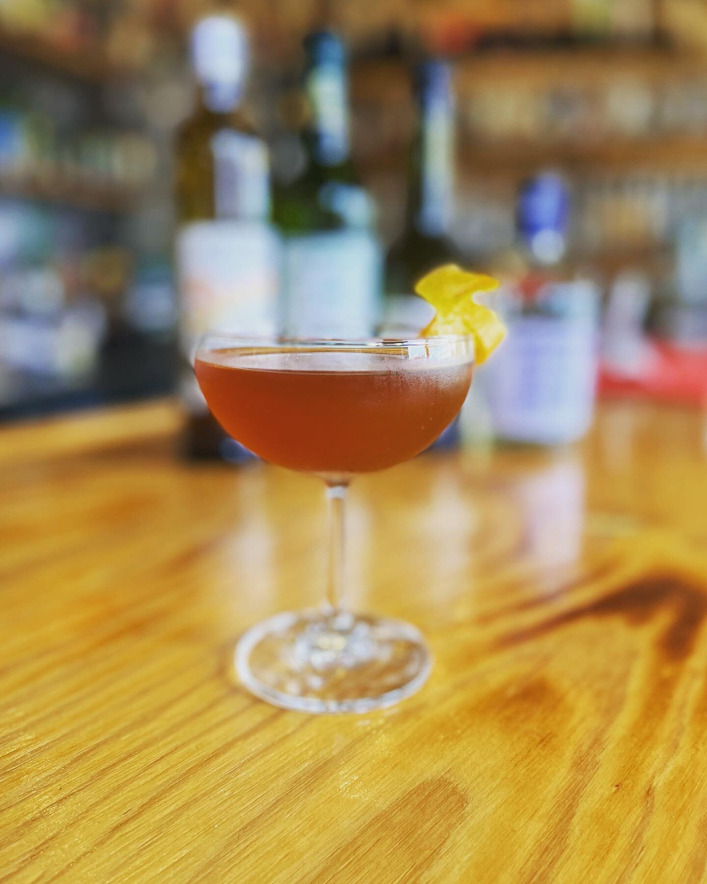 Negroni riff that makes you put on your full brim hat! 🍸 Tropic of Pumpkin Spice with Diplomatico Planas, Dolin Dry, Bigallet China-China, and Suze plus some secret bitters combos. Holy moly this hits a chilly night right between the eyes. Come grab