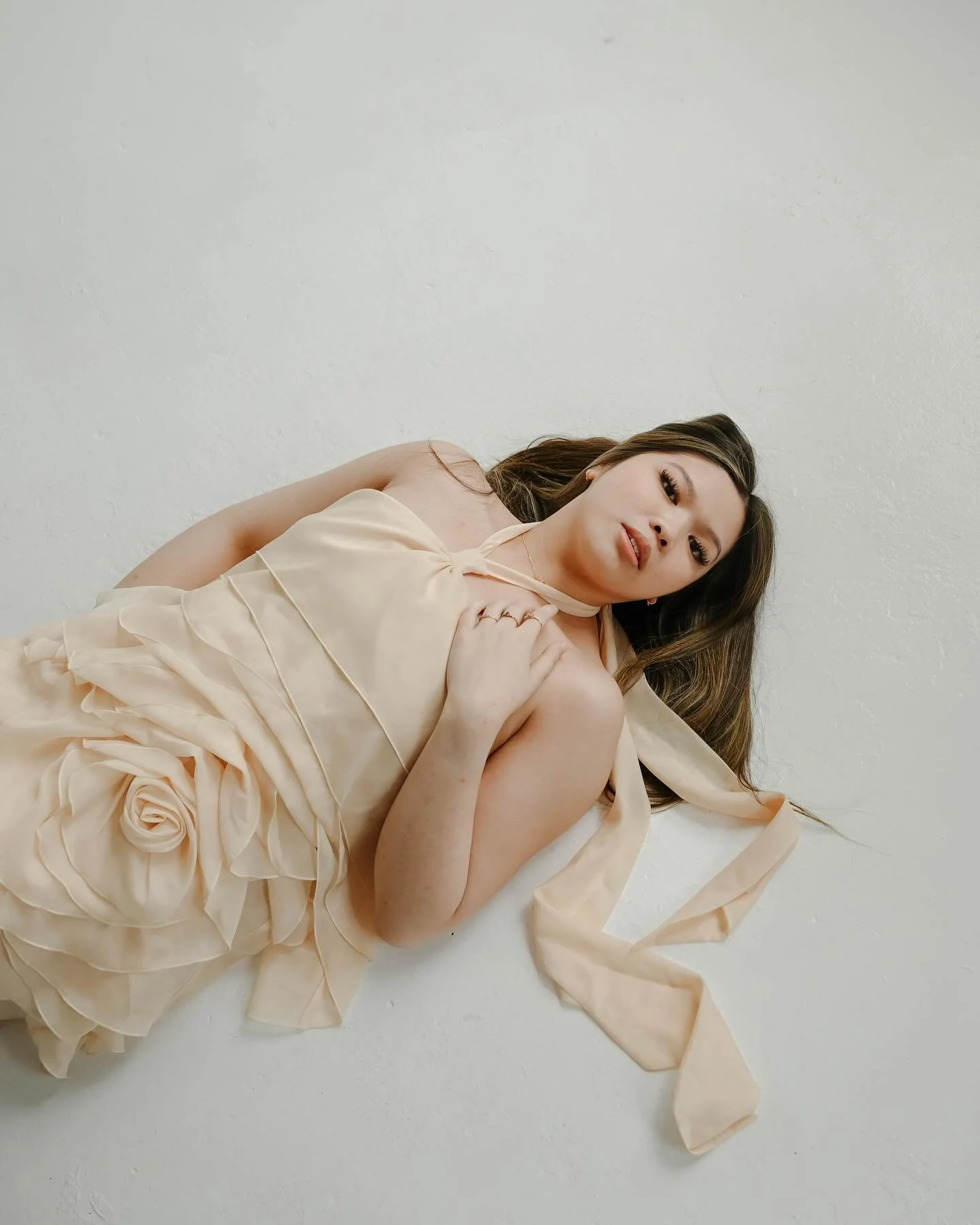studio sessions with @vyctoriadinglas 🤍🪷

we loooooove an amazing @studio.m.nyc session!! especially when I can mix it up with some natural light in the space is just my favorite. 

&bull;
&bull;
&bull;

nyc photographer, studio photoshoot, nyc stu