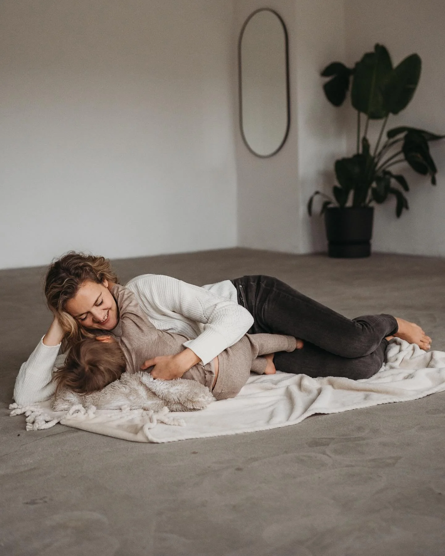 Als Lifestyle-Fotografin biete ich dir die M&ouml;glichkeit, in einem wundersch&ouml;nen Tageslichtstudio zu shooten (ich kann es mieten, es geh&ouml;rt nicht mir). Das Studio ist ideal, wenn du minimalistische, klare Hintergr&uuml;nde und viel Platz
