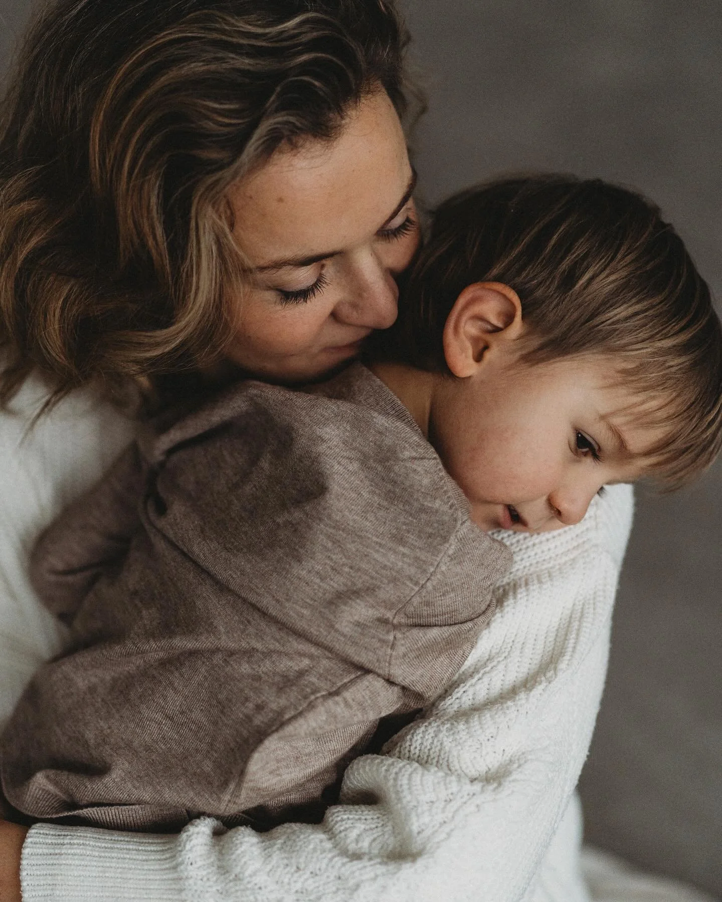 Mein Lieblingsbild aus der Serie. ❤️ Wir wissen alle, dass es mit Kindern nicht immer ruhig oder einfach ist &ndash; aber genau deshalb sind diese Momente, in denen Mama ihr Kind h&auml;lt, es riecht und beide sich sicher f&uuml;hlen, umso wertvoller