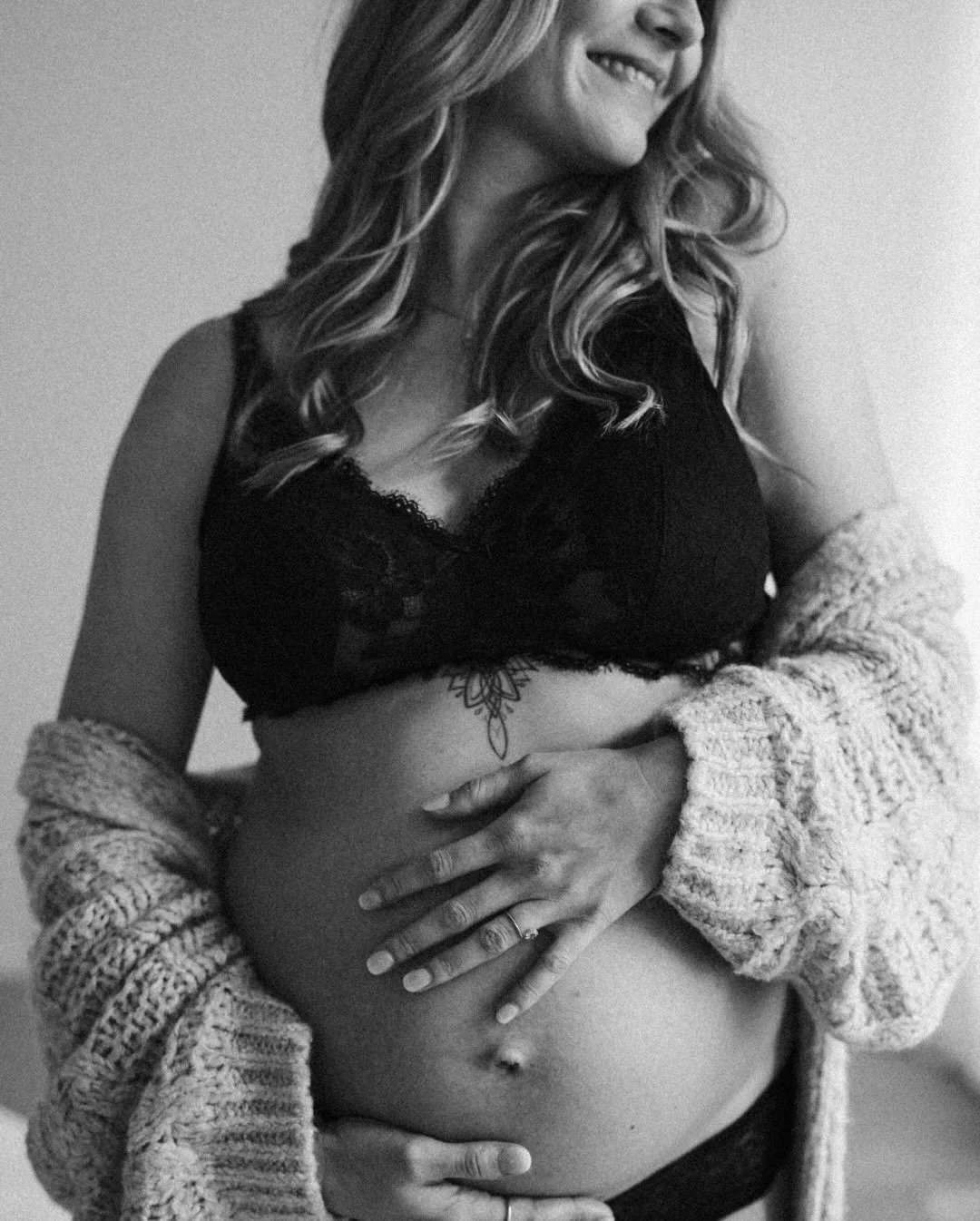 I usually photograph maternity sessions outdoors or at your home 🤍
But in winter, a daylight studio is such a beautiful option.

Big windows, natural light, simple backgrounds &ndash; nothing distracting, just you and this special time.

Minimal spa