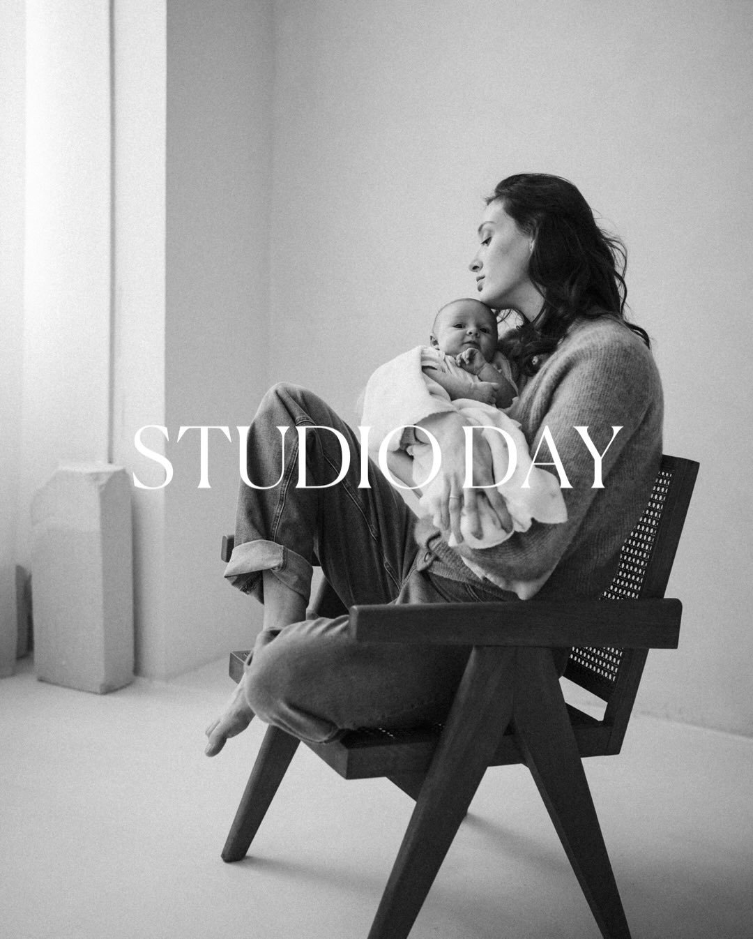 Damit du dich f&uuml;r immer erinnerst, wie es sich angef&uuml;hlt hat, sie im Arm zu halten.
Wie klein sie waren.
Wie still und kraftvoll eure Verbindung schon damals war.

Ein ruhiger Raum.
Zeit, die nur euch geh&ouml;rt.
Ein Moment von leiser Sch&