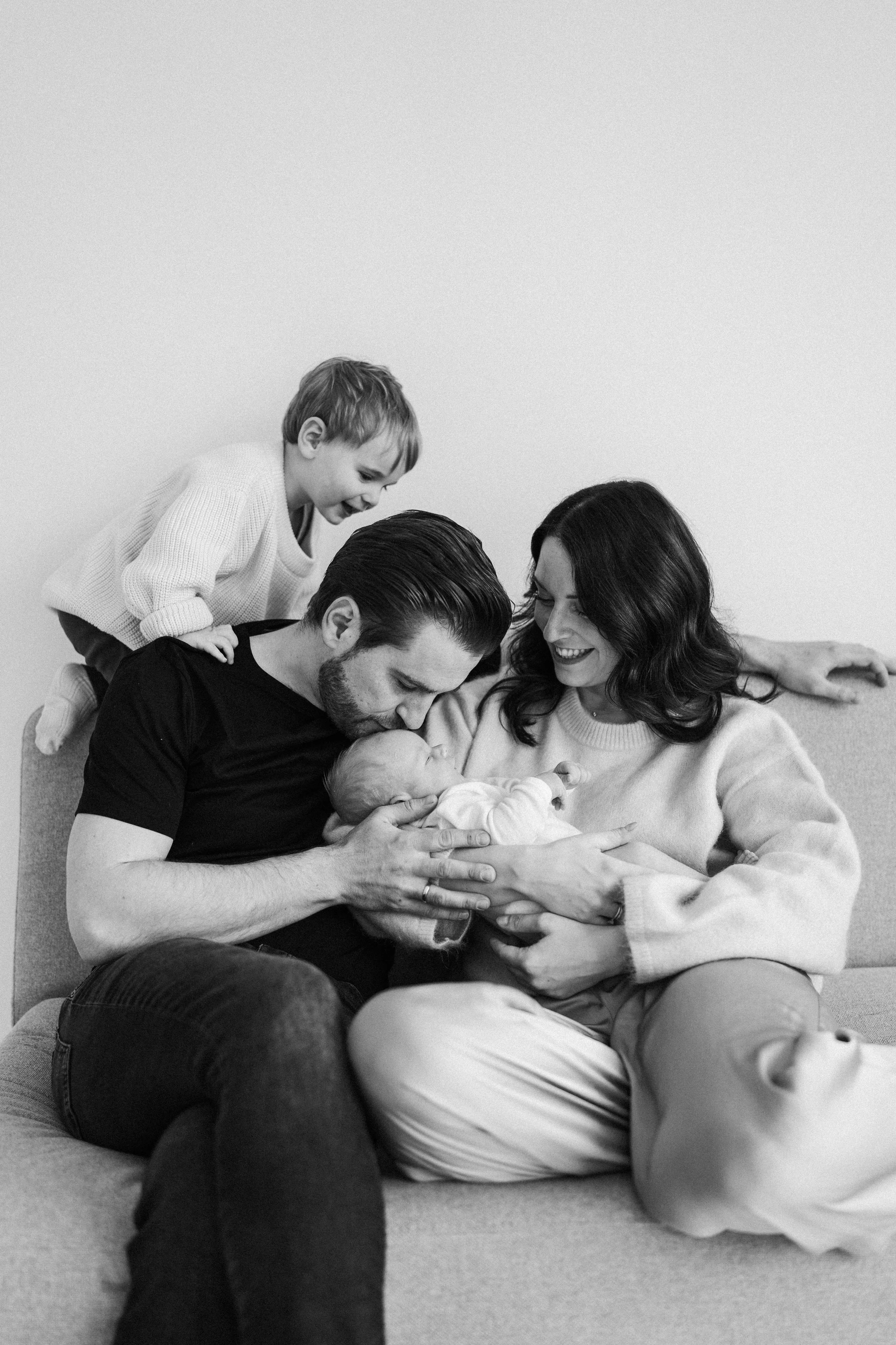 Was, wenn das große Kind dabei ist? Alles über das Geschwister-Newborn-Shooting