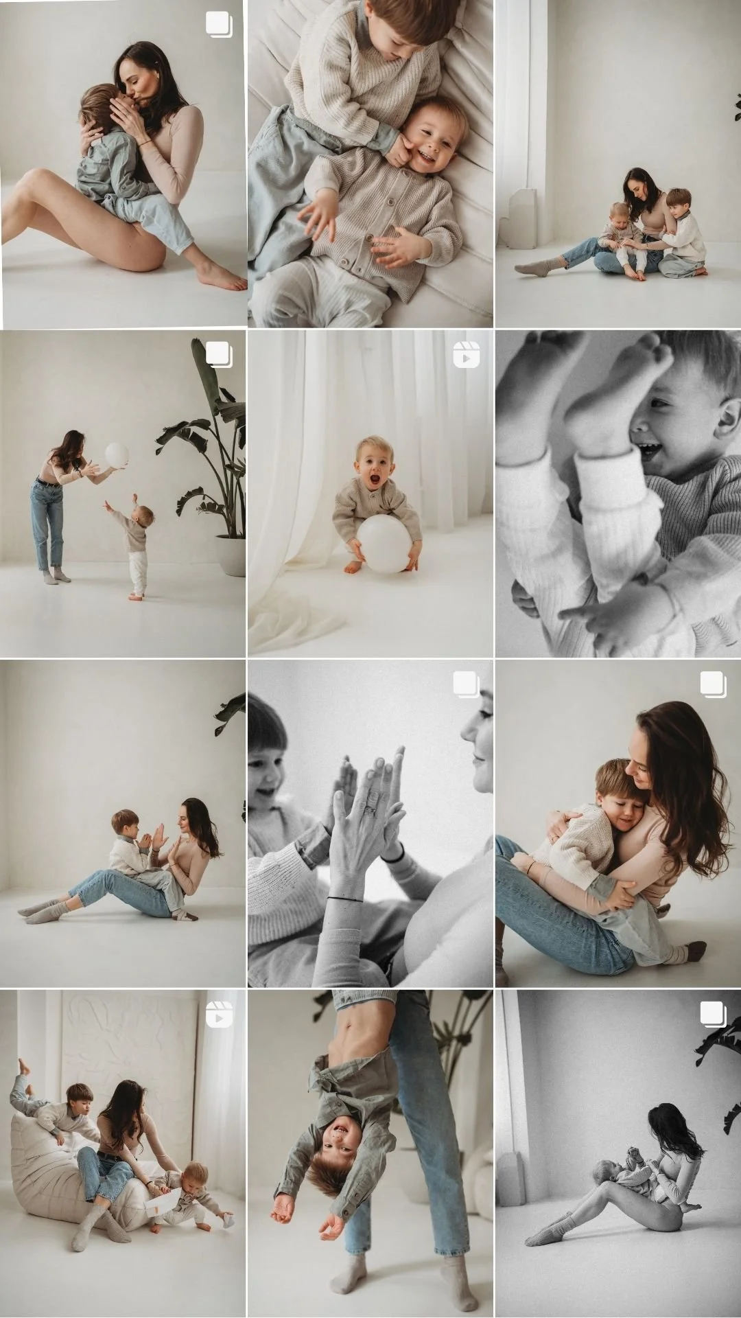 Mehrere Kinder und eine Frau spielen und lachen in einem hellen Raum mit neutraler Dekoration, in schwarz-weiß und Farbe.