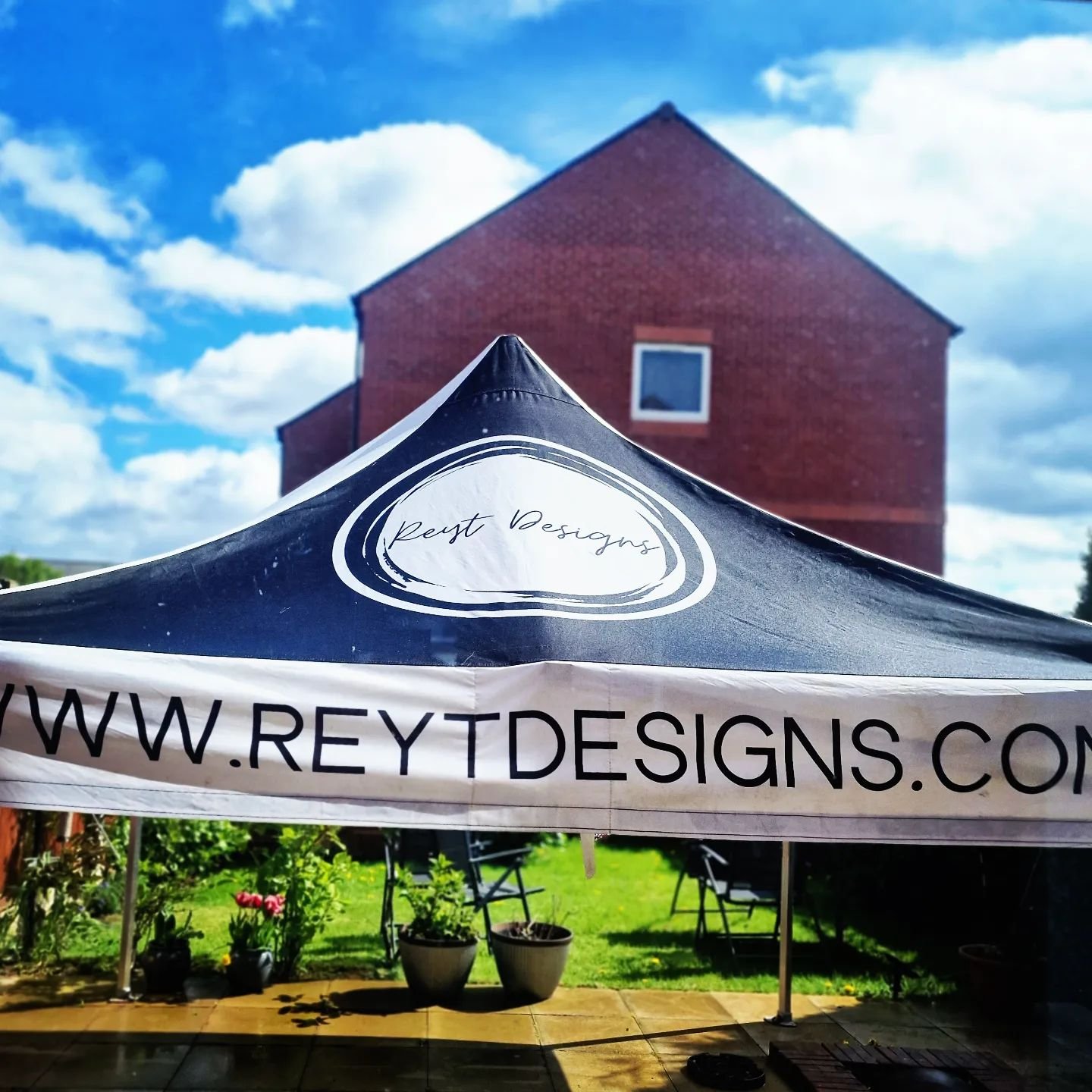 New day, new week, new beginning...
A rubbish market has its positives: No need to make more stock 🤣🤣🤣

So I decided to make my gazebo look like new 😉🤍🖤

I've made the most of the sunny morning and pressure washed my canopy. The sides are going