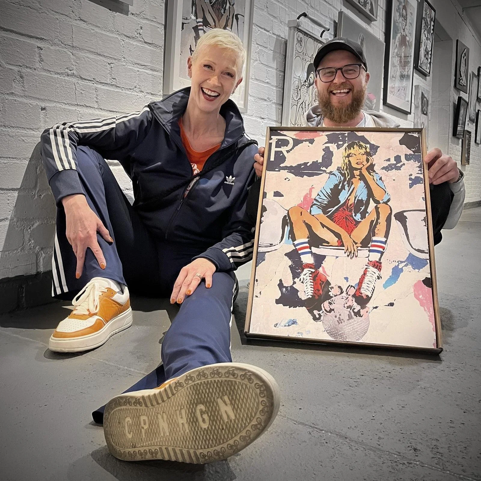 Das Bild zeigt den Gründer von Streetart Tours CGN, Michael Johne, zusammen mit einer Künstlerin aus der Streetart Szene.