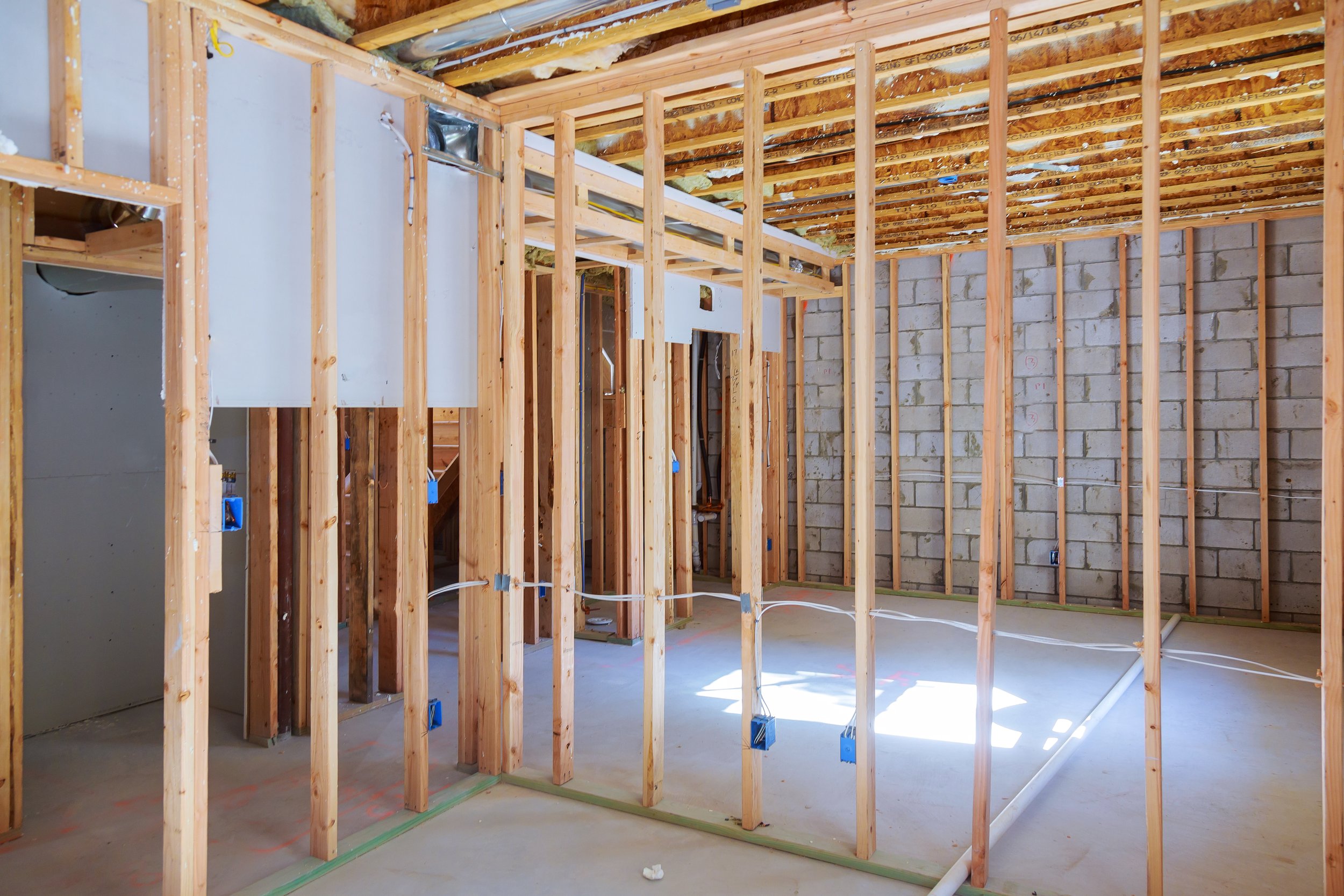 New-residential-construction-home-framing-with-basement-view-1142903080_5000x3333.jpeg