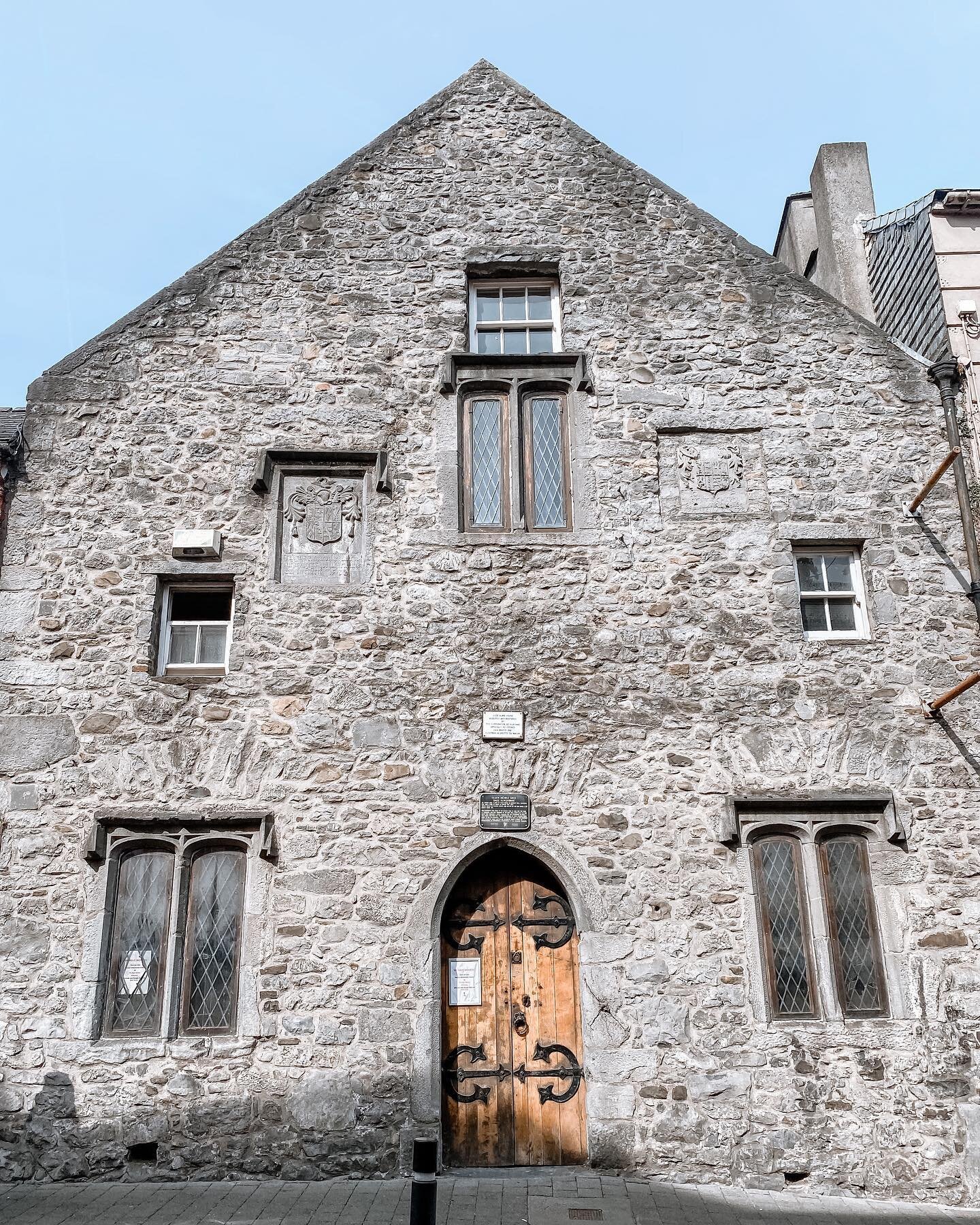 THE COLORS OF KILKENNY 
🖤🤍💛💜 

#kilkennyireland #kilkennycastle #kilkenny #kilkennyireland🇮🇪 #visitireland #visitireland🍀 #visitkilkenny #visitdublin🍀 #visitdublin