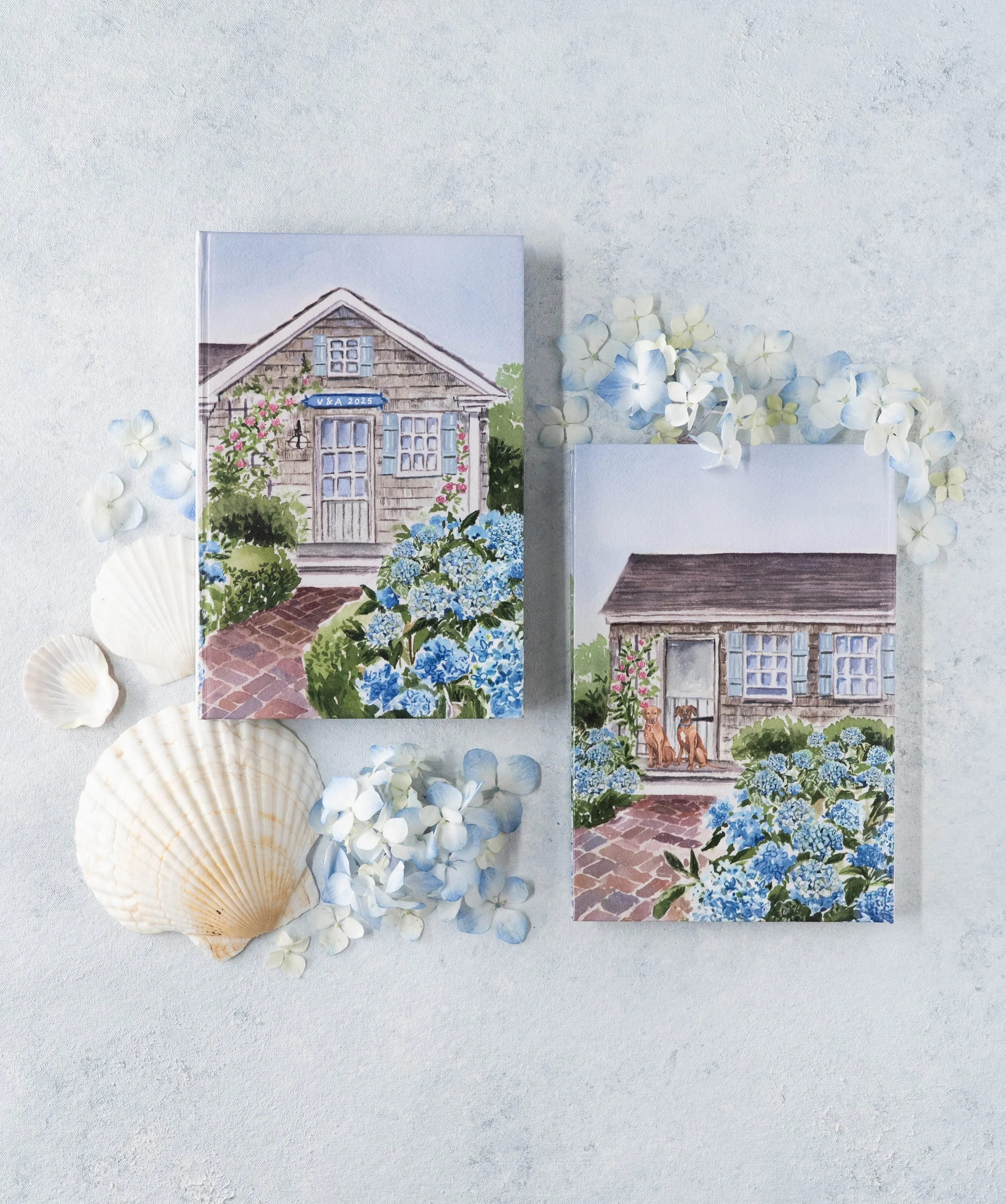 A custom box just makes everything more fun! 
Especially when it&rsquo;s wrapped in watercolor artwork and filled with illustrated cards setting the tone for a Nantucket wedding weekend. 🐚🩵 

How good would this look on your bookshelf?
&bull;
&bull