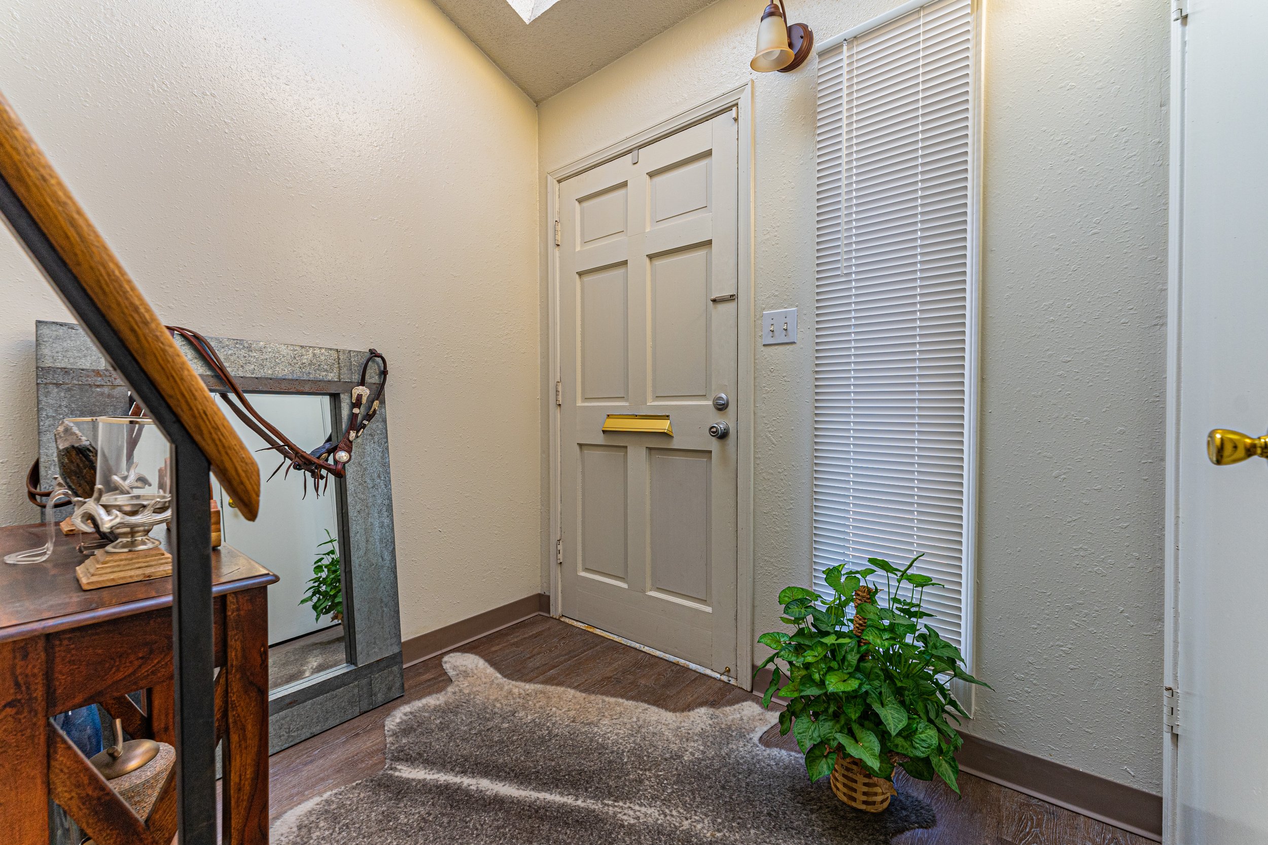85 1329 A Interior.jpg