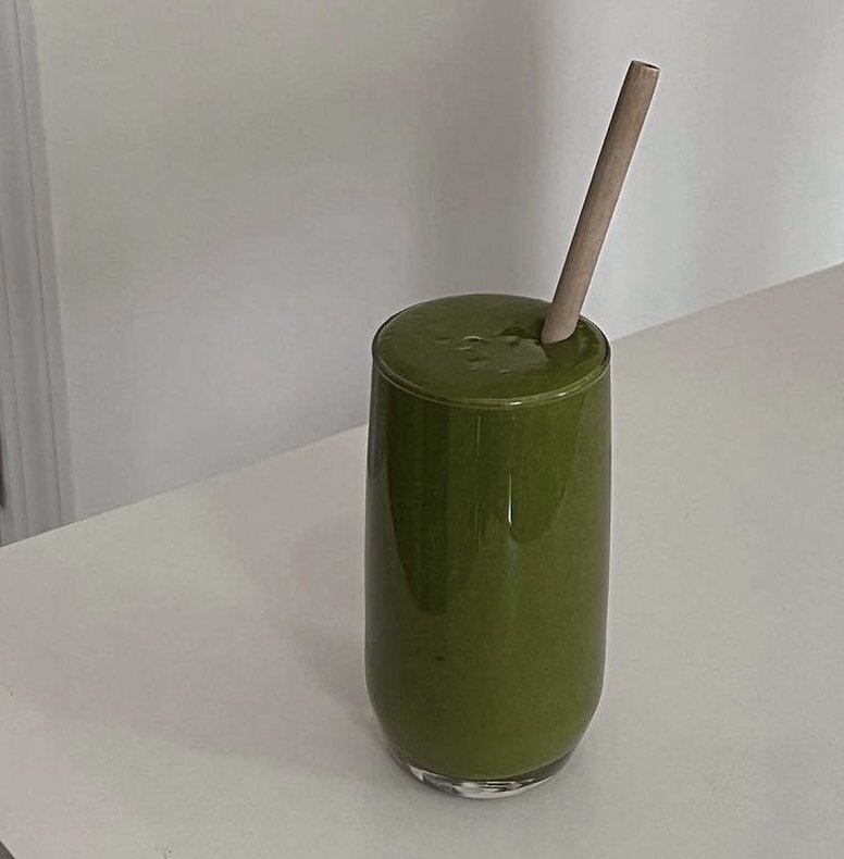 If you&rsquo;ve never found a green smoothie you liked, you NEED to try this recipe. 

The best green smoothie for a glowing gut and skin AND it tastes amazing. Blend all ingredients with water or add orange juice if you need a little extra sweetness