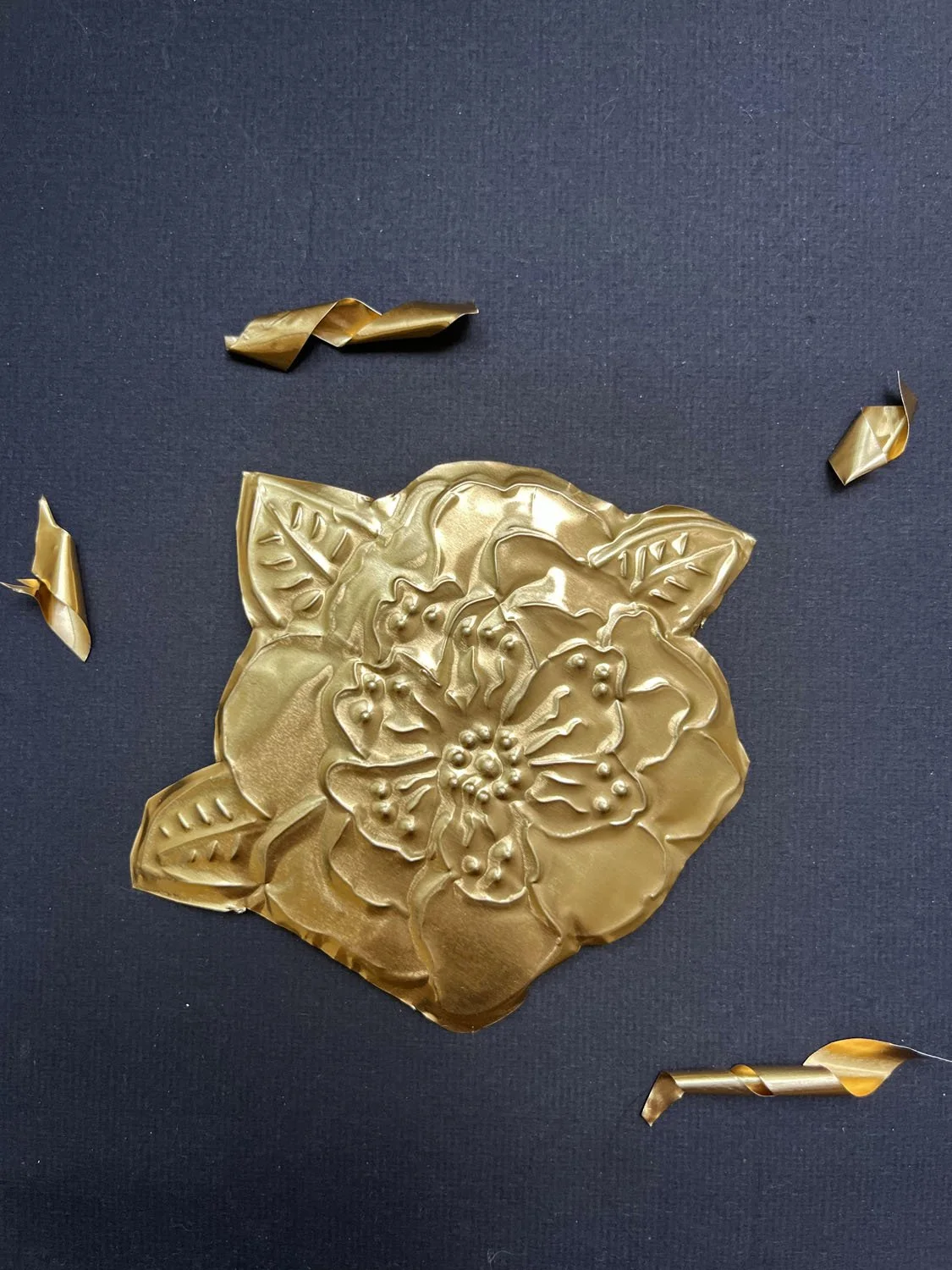 Broche Vintage Or - Feuille En Métal Repoussé, Style Relief (modèle 4220)