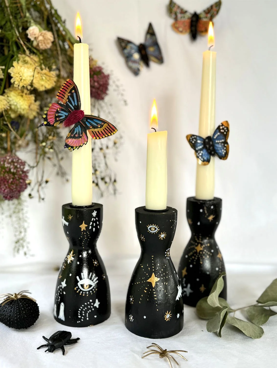 Bougeoirs noirs décorés de motifs mystiques pour Halloween