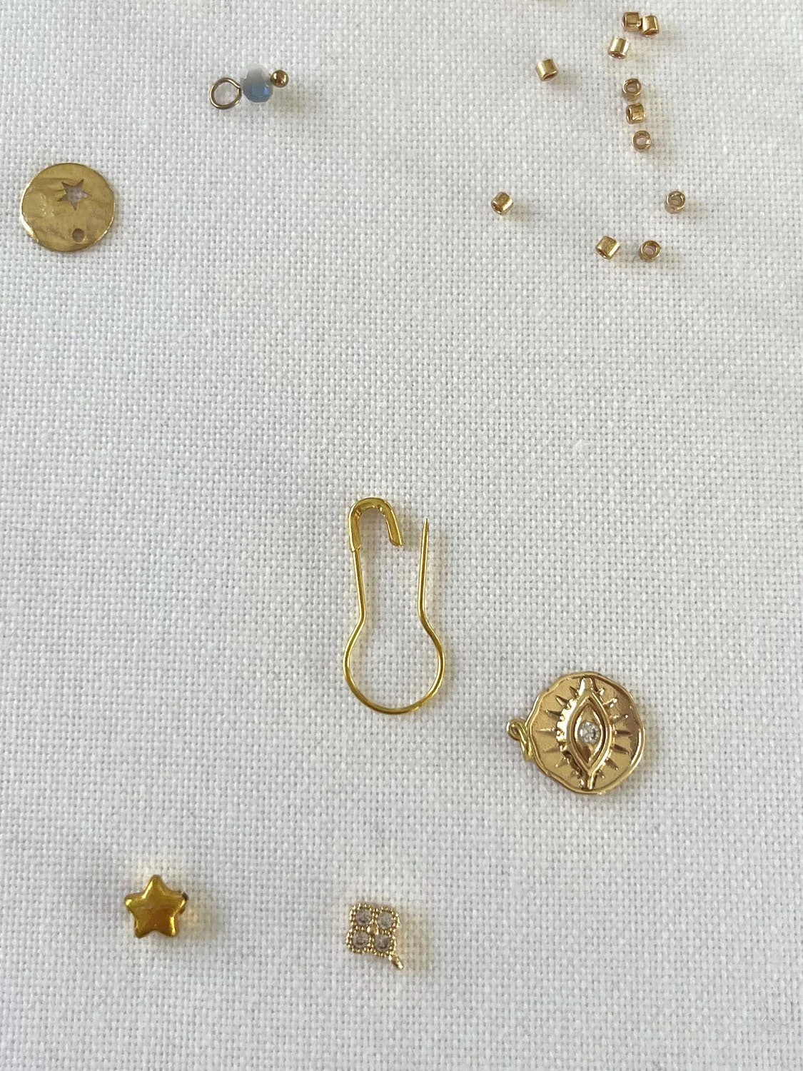 1Collier épingle à nourrice et charms..jpg