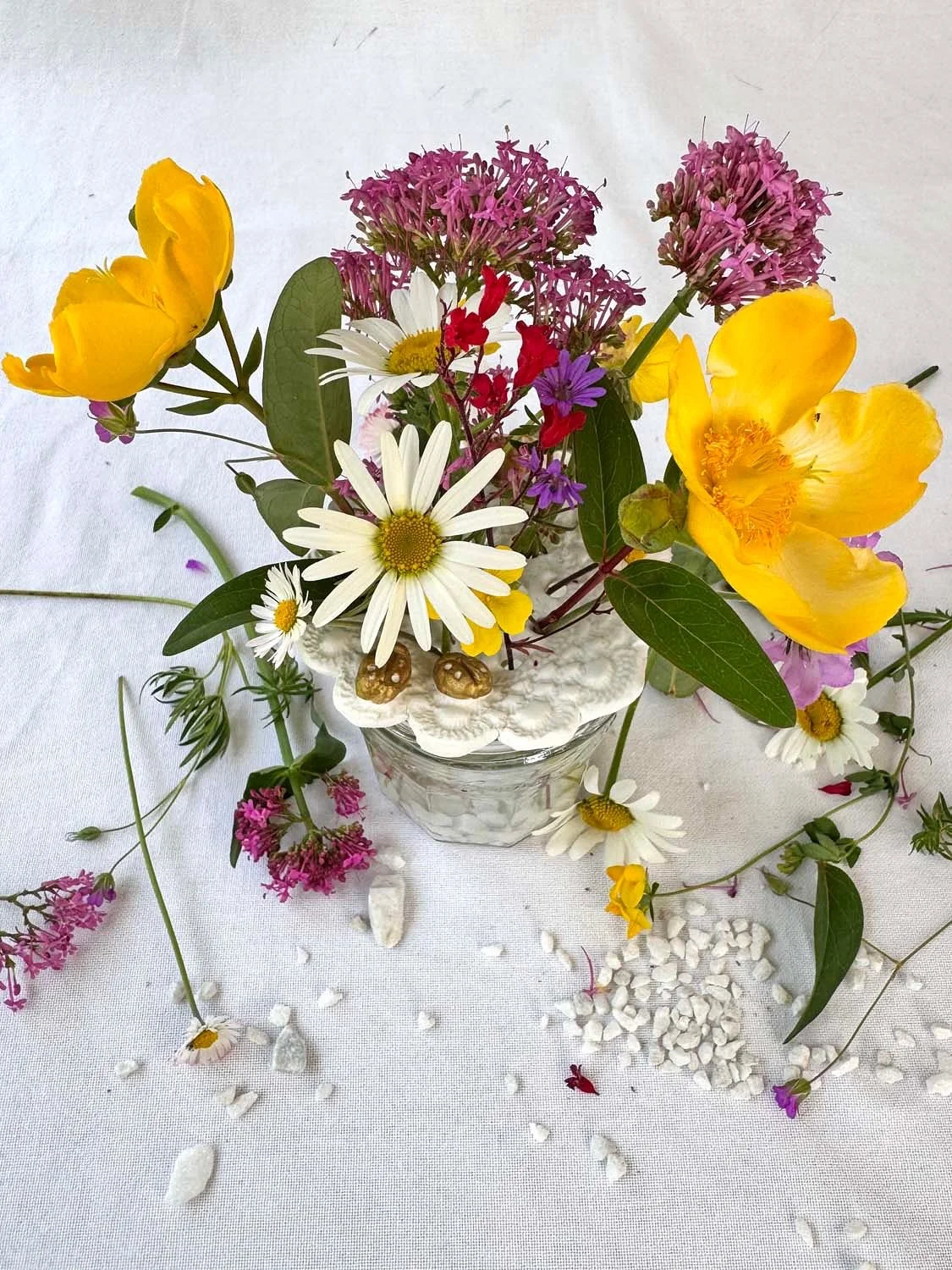 🌼 Pique-fleurs en argile &ndash; version napperon &amp; coccinelles dor&eacute;es
Un petit projet rapide et po&eacute;tique, parfait pour accueillir les fleurs du jardin 🌿 Inspir&eacute; de mon mod&egrave;le en p&eacute;tales d&eacute;j&agrave; sur