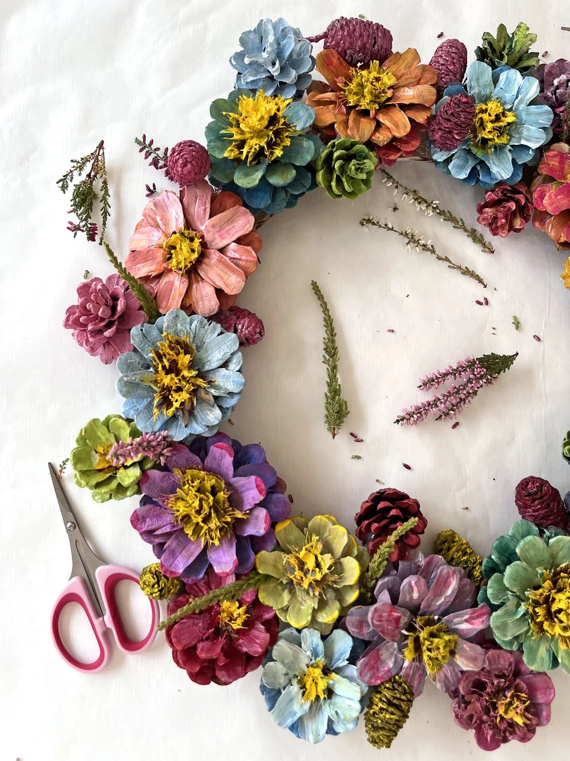 40couronne fleurs de pommes de pin.jpg