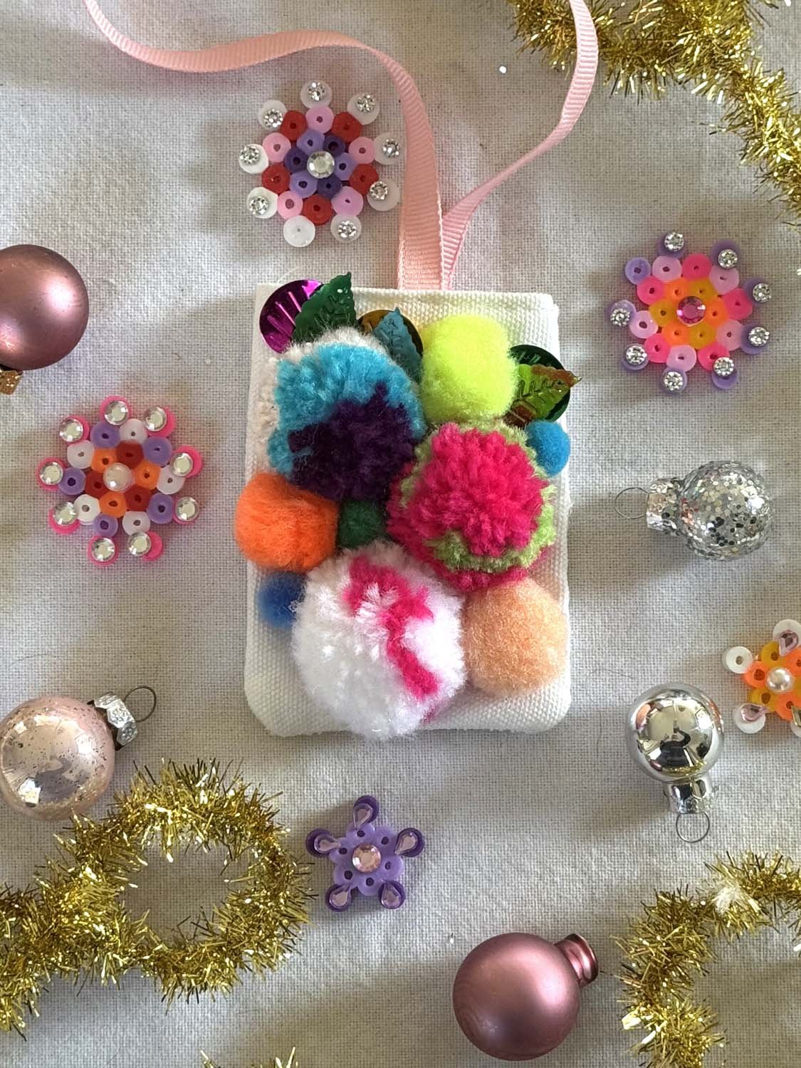 7R-Pompons sur pochon et pochette tissu..jpg