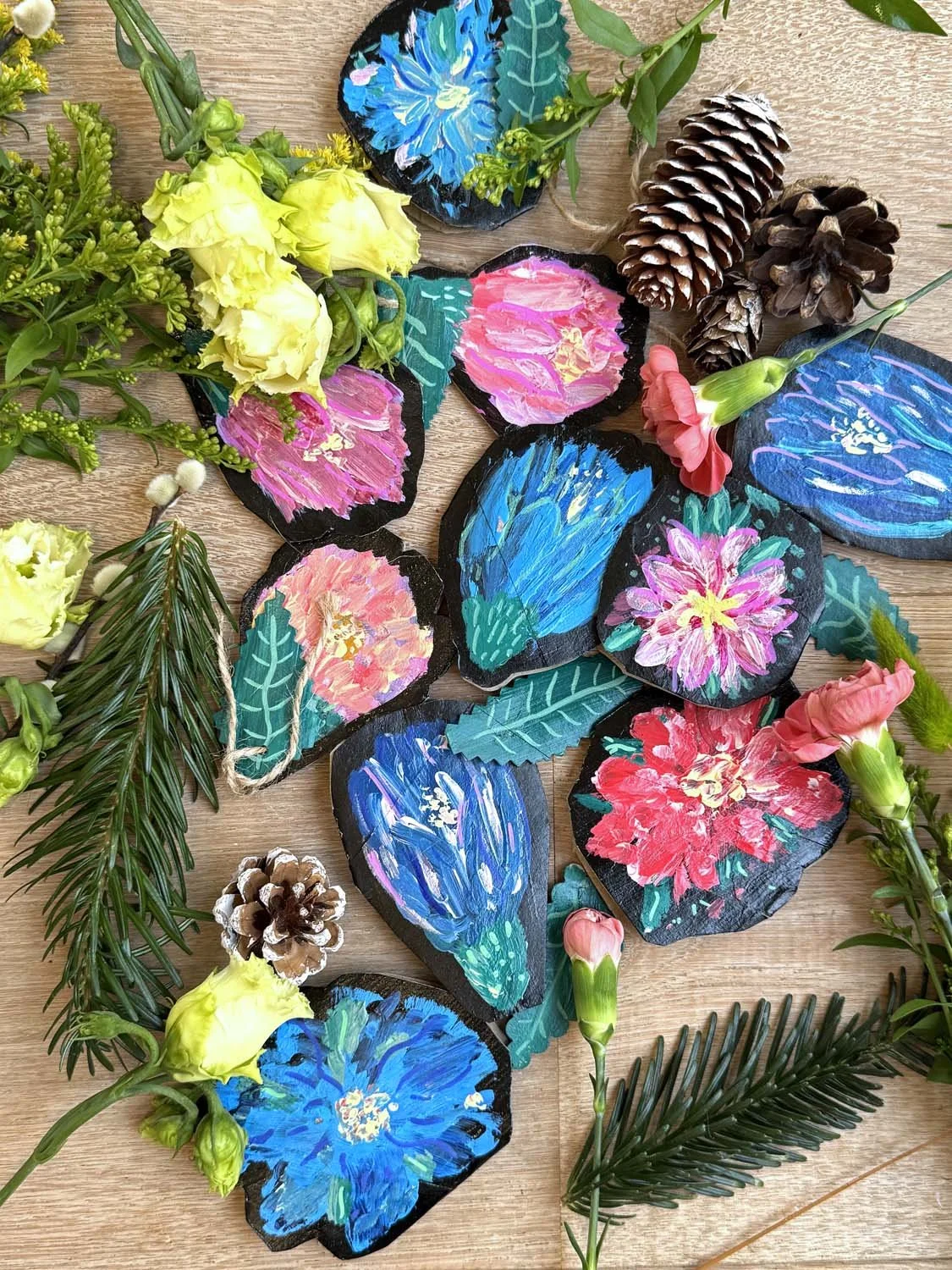 26-Etiquettes cadeaux fleurs avec rouleaux carton.jpg