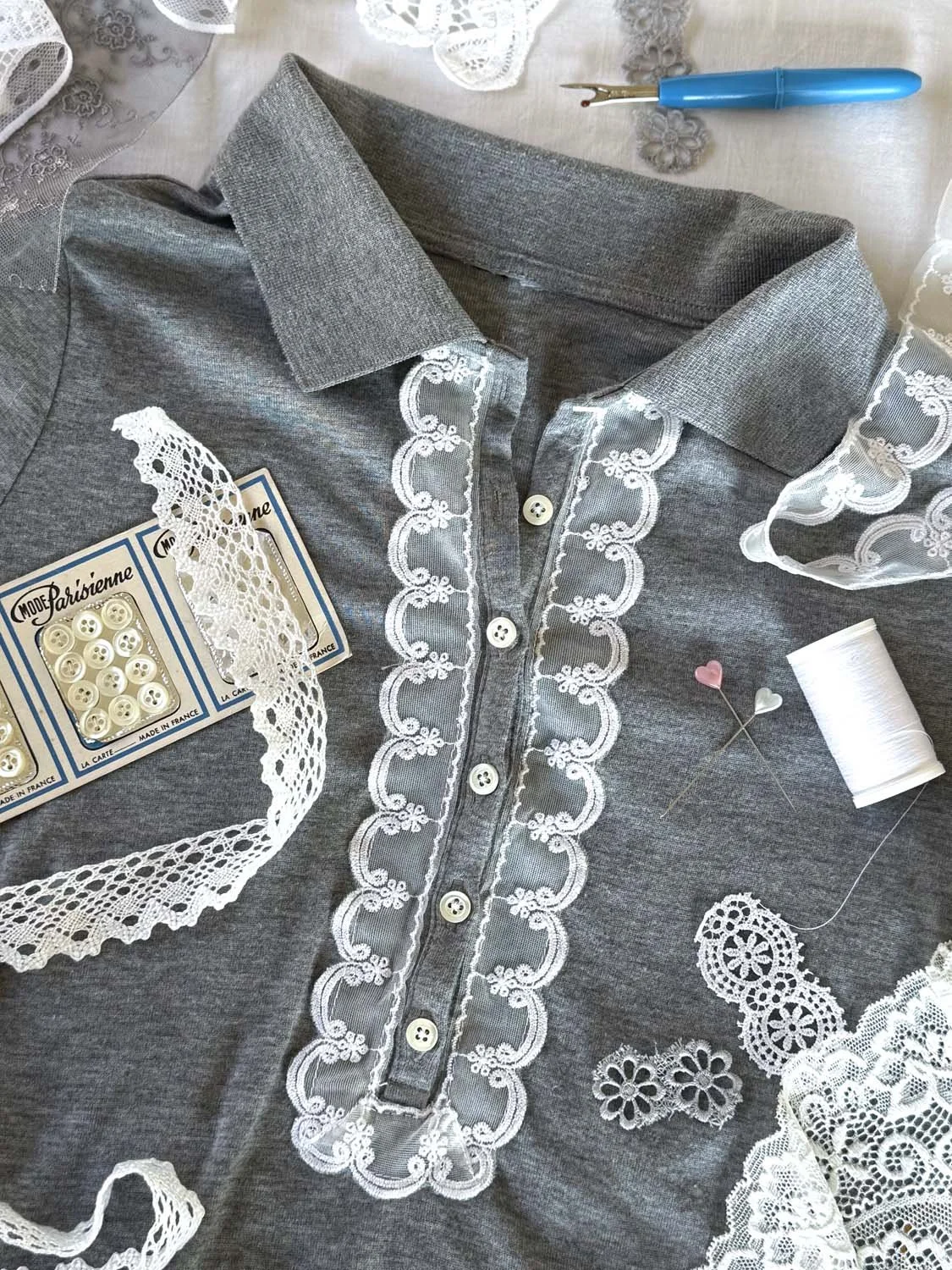 Reprendre un polo taché avec de la dentelle et des boutons de nacre