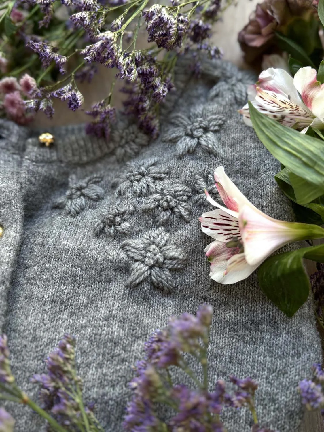 Broder des fleurs en laine pour réparer et embellir un gilet