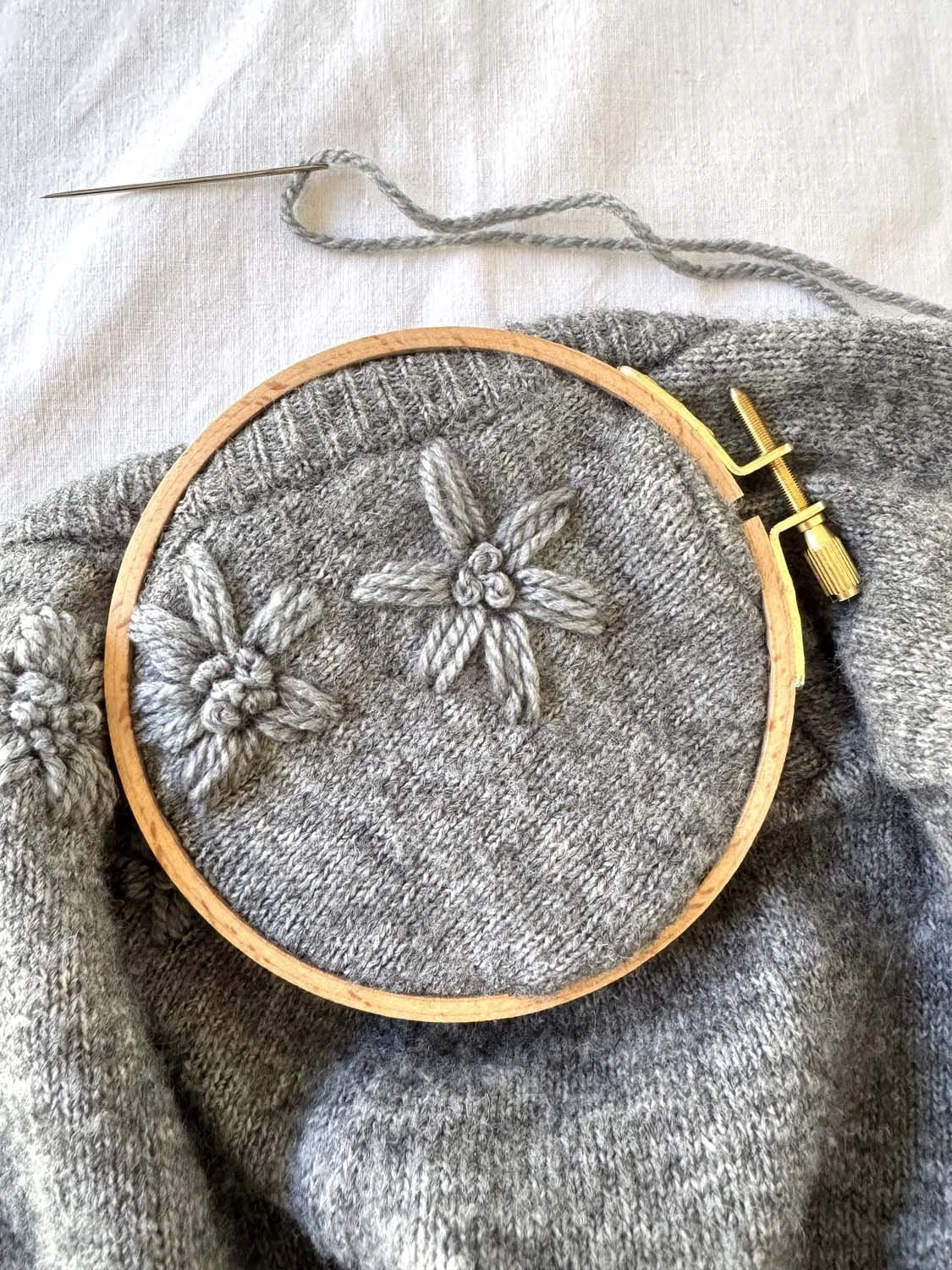 8-broderie de fleurs en laine sur gilet.jpg