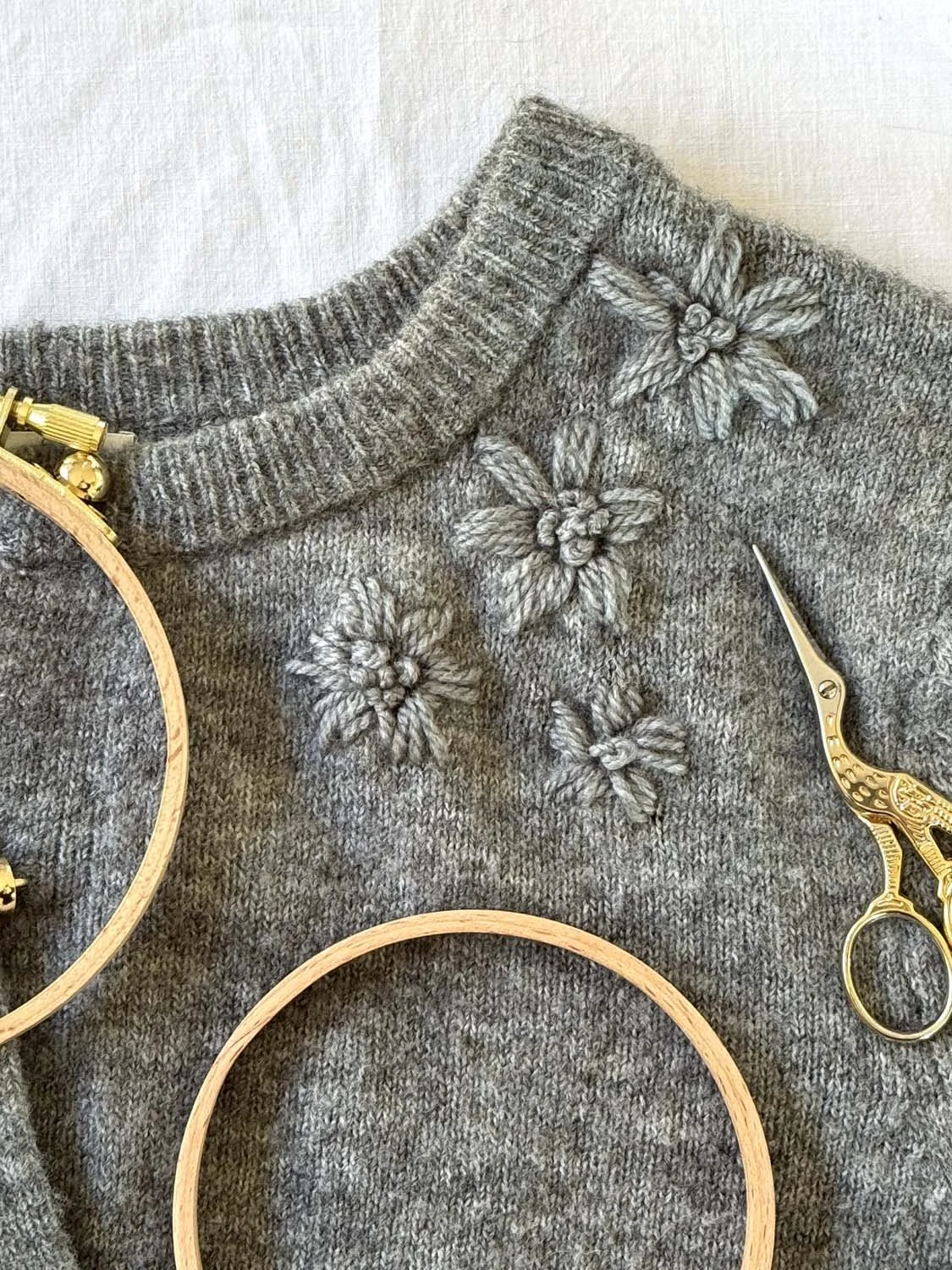 11-broderie de fleurs en laine sur gilet.jpg