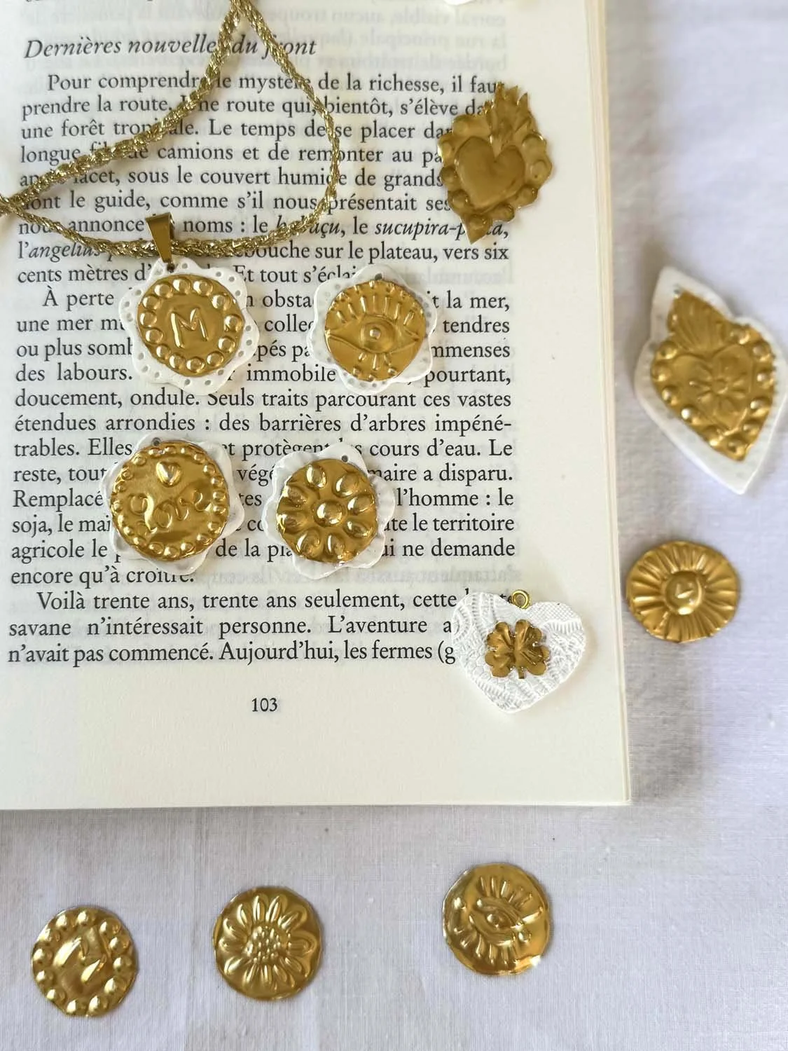 34Médaillon grigri métal repoussé-argile.jpg