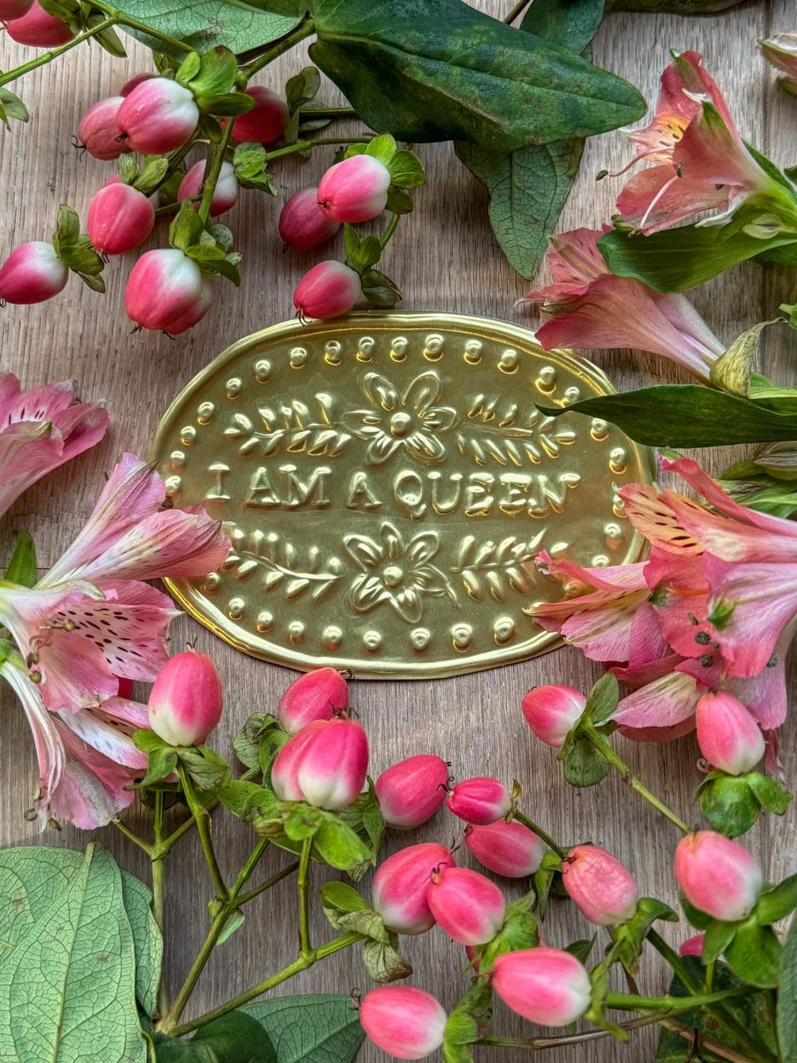 15RPlaque métal repoussé I am a queen.jpg